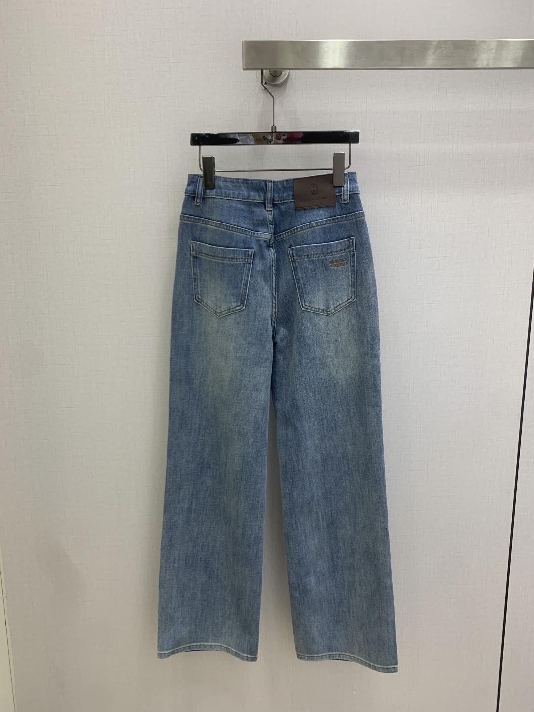NO:806148,Highly recommended for spring and summer 26. Straight-leg denim trousers with leather brand embroidery. The logo embroidery on the back pocket is simply a long-leg artifact when walking. The straight version is not picky and versatile. It can be worn with jackets and T-shirts casually. The key point is that it will not go out of style for a long time. It is worth collecting. The fabric is elastic, thin and soft, especially durable. The details are also in place. One color 2627282930 code. High-quality ABC,, jackets & coats, tees, t-shirt,19860909强烈推荐 26春夏新款 皮牌刺绣直筒牛仔长裤 后袋logo刺绣简直就是行走的显长腿神器 直筒的版型 不挑人又百搭 外套T恤随意搭 重点是穿多久都不会过时 值得收藏 面料弹性 薄柔软 特别耐看 细节也很到位 一个色 2627282930码 高品质ABC,,jackets & coats,tees，t-shirt,,Women's clothing