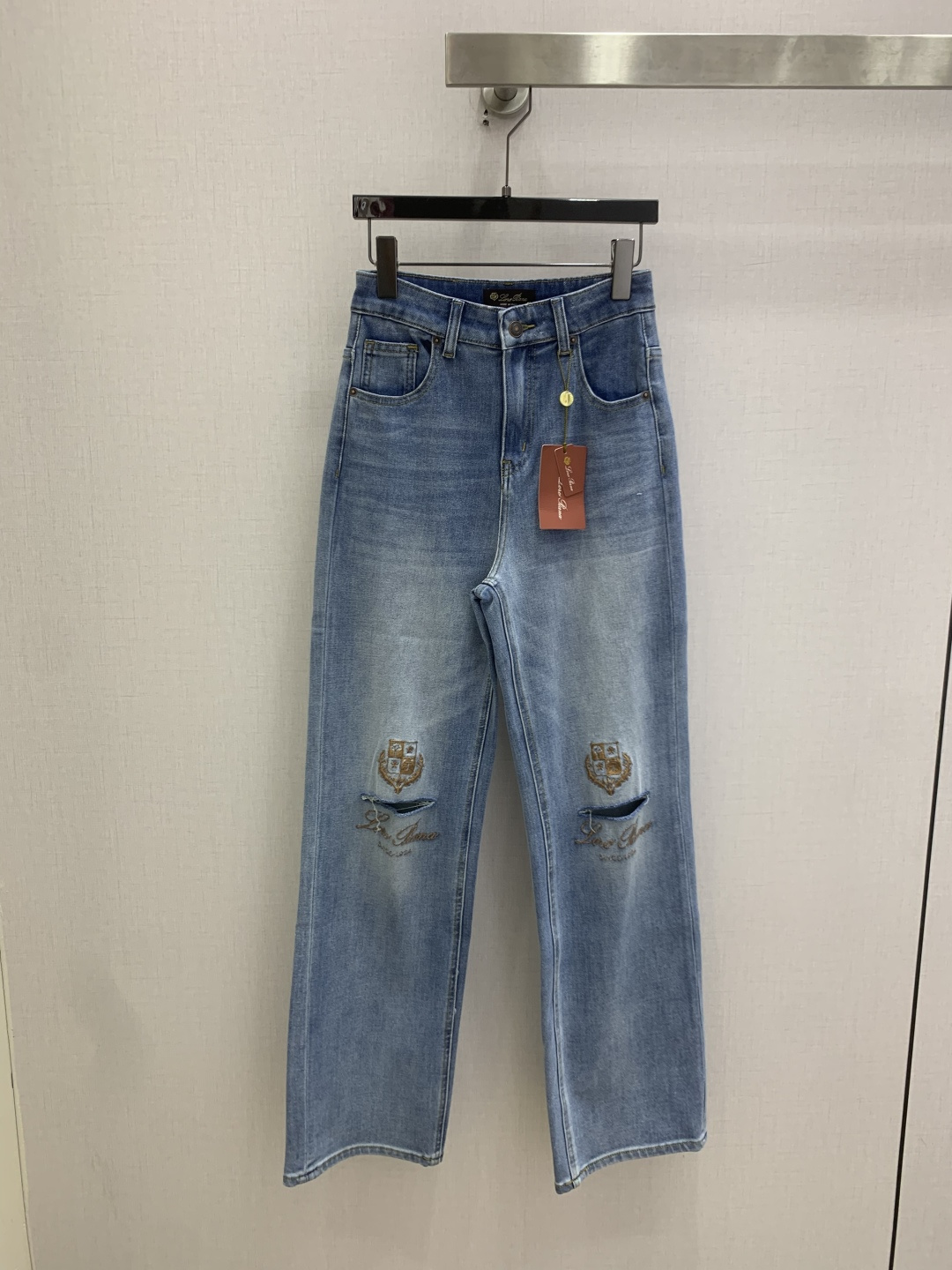 NO:806154,Highly recommended 26 spring and summer new style, ripped denim straight trousers with knee holes, washed denim cotton fabric, skin-friendly and comfortable, soft and elastic fabric, three-dimensional tailoring, slimming and versatile, one color, 2627282930 code, high quality ABC,,19860909强烈推荐 26春夏新款 膝盖破洞牛仔直筒长裤洗水牛仔棉面料亲肤舒适 面料柔软 有弹性 立体剪裁显瘦百搭 一个色 2627282930码 高品质ABC,,,Women's clothing