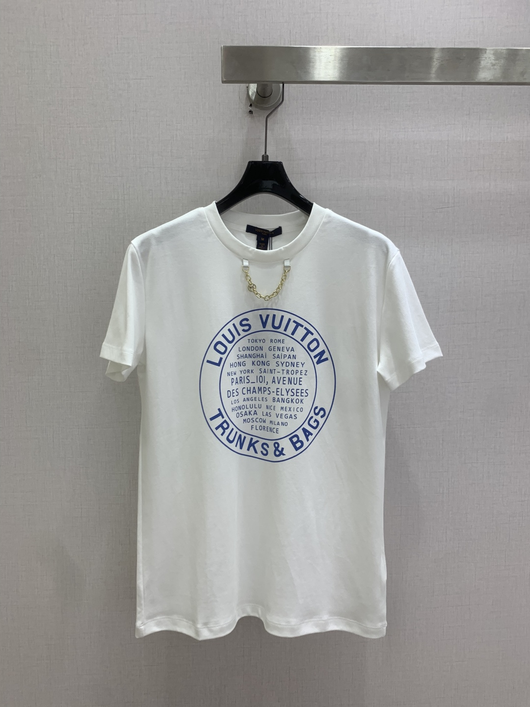 NO:806595,Highly recommended 26 spring and summer new chain pattern short-sleeved T-shirt. It is very dense and feels great. It is a really hard-working one!  !  Perfect details, regular fit!  The upper body is not picky at all, simple and generous, instantly enhances your temperament, two colors SML code, high quality ABC, T-shirt, tees, t-shirt,19860909强烈推荐 26春夏新款 链条图案短袖T恤 密度很高手感超好 真的费劲心血的一款！！细节完美 常规版型！上身完全不挑人简单大方 瞬间提升气质 两个色 SML码 高品质ABC,,T-shirt,tees，t-shirt,,Women's clothing