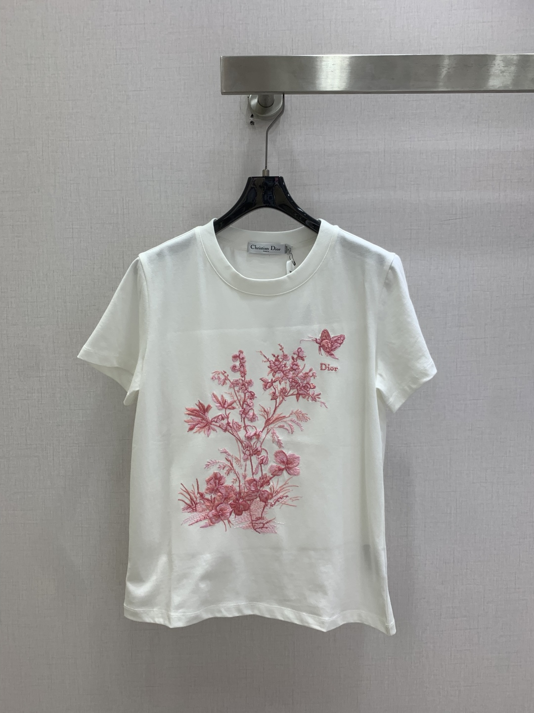 NO:806592,Highly recommended 26 spring and summer new short-sleeved T-shirt with embroidered pattern. It is very dense and feels great. It is a really hard-working one!  !  Perfect details, regular fit!  The upper body is not picky at all, simple and generous, instantly enhances the temperament, popular recommendation, one color SML code, high quality ABC, T-shirt, tees, t-shirt,19860909强烈推荐 26春夏新款 刺绣图案短袖T恤 密度很高手感超好 真的费劲心血的一款！！细节完美 常规版型！上身完全不挑人简单大方 瞬间提升气质 爆款推荐,一个色 SML码 高品质ABC,,T-shirt,tees，t-shirt,,Women's clothing
