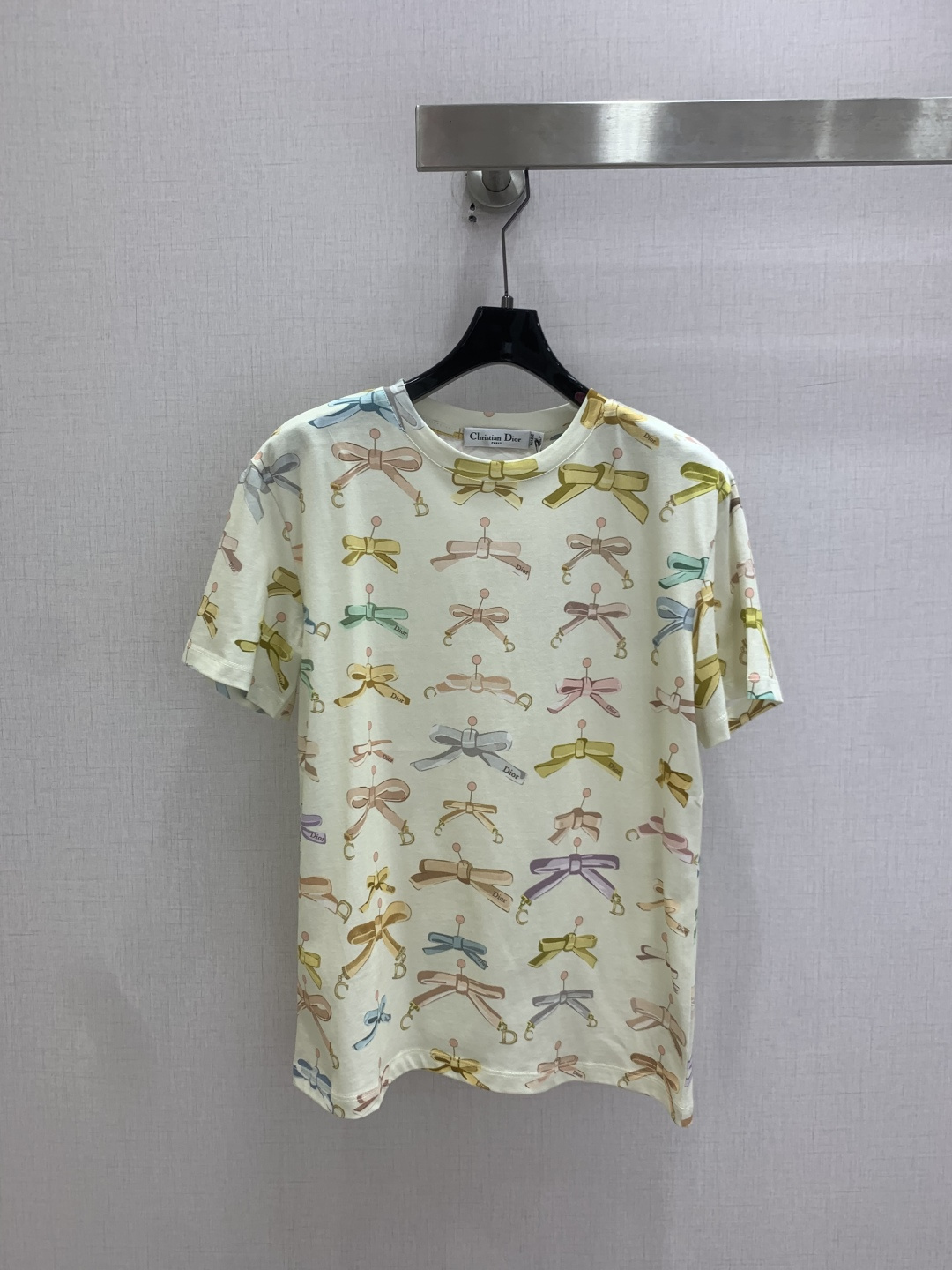 NO:806614,Highly recommended 26 spring and summer new bow print short-sleeved T-shirt. It is very dense and feels great. It is a really hard-working one!  !  Perfect details, regular fit!  The upper body is not picky at all, simple and generous, instantly enhances the temperament, popular recommendation, one color SML code, high quality ABC, T-shirt, tees, t-shirt,19860909强烈推荐 26春夏新款 蝴蝶结印花短袖T恤 密度很高手感超好 真的费劲心血的一款！！细节完美 常规版型！上身完全不挑人简单大方 瞬间提升气质 爆款推荐,一个色 SML码 高品质ABC,,T-shirt,tees，t-shirt,,Women's clothing