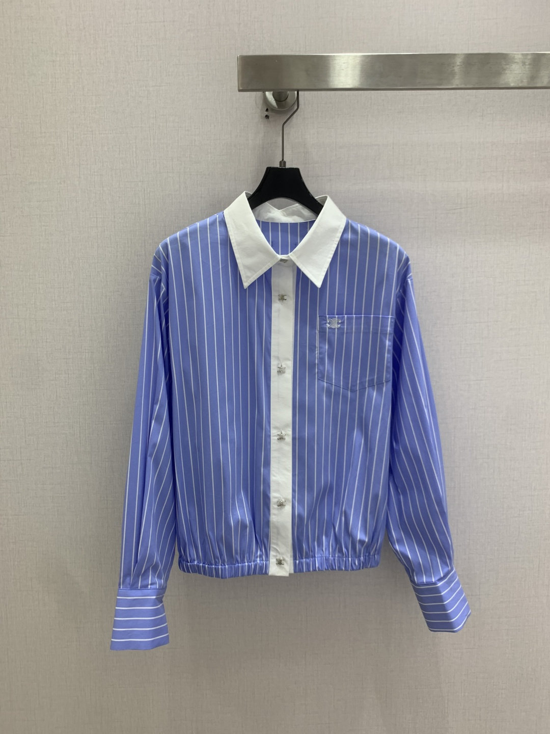 NO:806599,Highly recommended 26 spring and summer new style spliced ​​striped pocket shirt casual style short lapel long-sleeved shirt for women waist daily commuting loose shirt two colors SML code high quality ABC,, shirts,19860909强烈推荐 26春夏新款 拼接条纹口袋衬衫 休闲风短款翻领长袖衬衫女 收腰日常通勤宽松衬衫 两个色 SML码 高品质ABC,,shirts,,Women's clothing