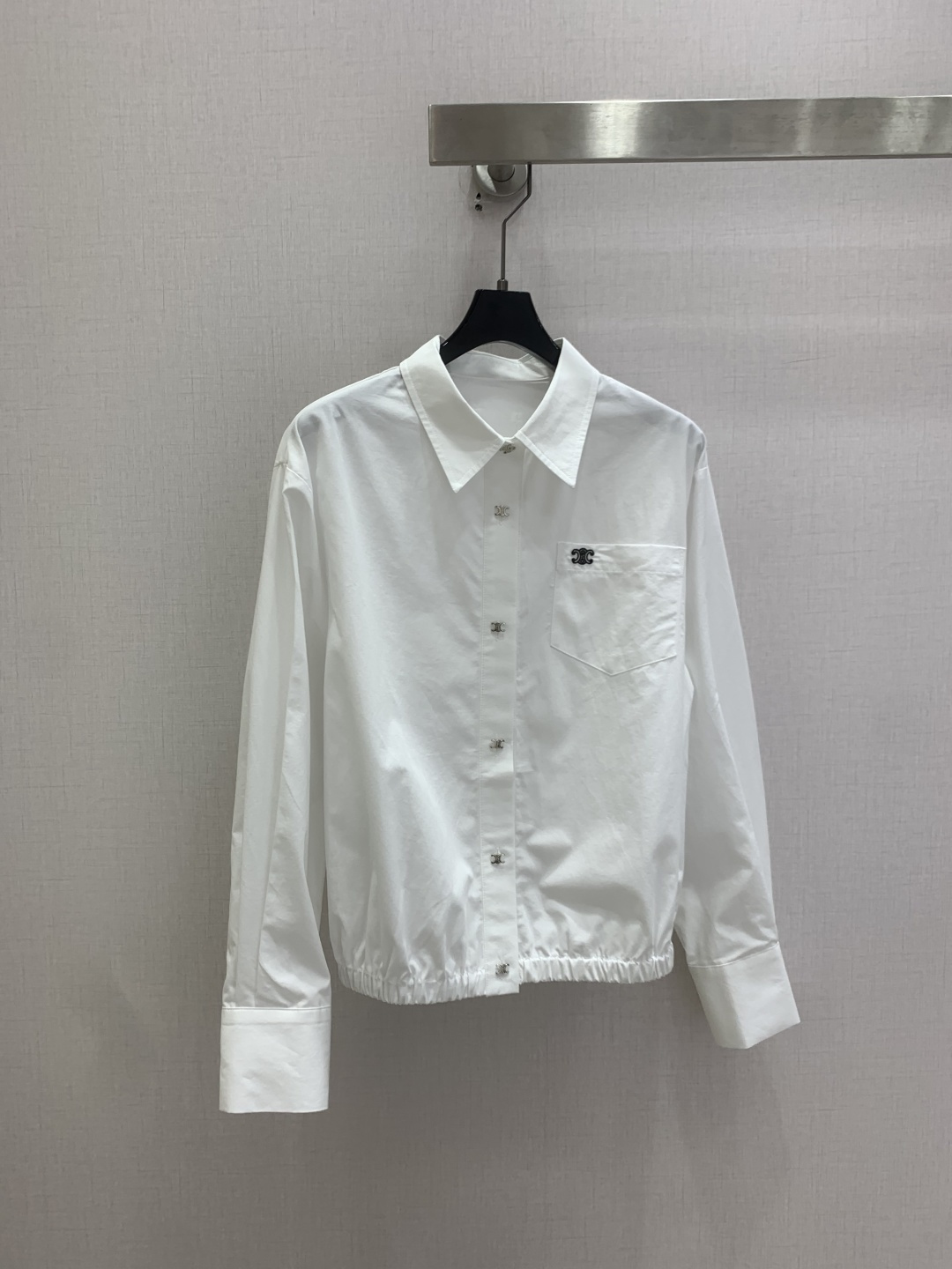 NO:806593,Highly recommended 26 spring and summer new style pocket embroidered shirt casual style short lapel long sleeve shirt for women waist daily commuting loose shirt two colors SML code high quality ABC,, shirts,19860909强烈推荐 26春夏新款 口袋刺绣衬衫 休闲风短款翻领长袖衬衫女 收腰日常通勤宽松衬衫 两个色 SML码 高品质ABC,,shirts,,Women's clothing