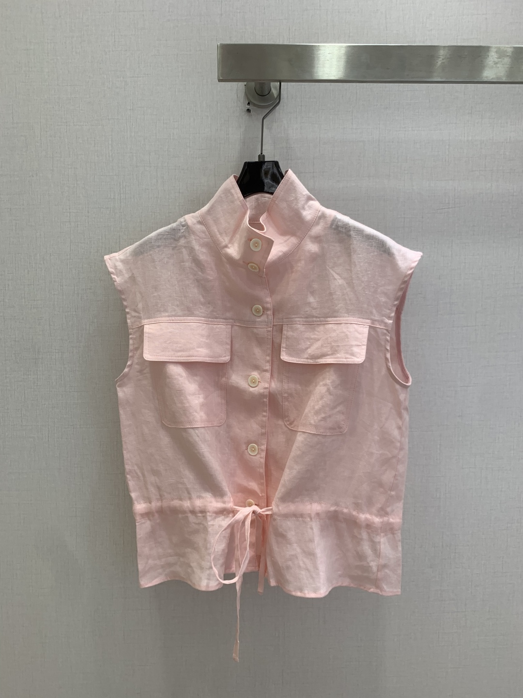 NO:806590,Highly recommended for spring and summer 26. Sleeveless stand-up collar pocket shirt. Heavy duty yeast-washed linen small stand-up collar drawstring vest top. The drawstring at the waist can be adjusted freely, which can not only highlight the waistline, but also accommodate the fat on the waist and abdomen, easily creating an19860909强烈推荐 26春夏新款 无袖立领口袋衬衫 重磅酵洗亚麻小立领抽绳马甲上衣 腰部抽绳自由调节松紧,既能掐出腰线显高,又能包容腰腹赘肉,轻松打造X型身材 胸前立体口袋增加了造型层次感 三个色 SMLXL码 高品质ABC,,shirts,,Women's clothing