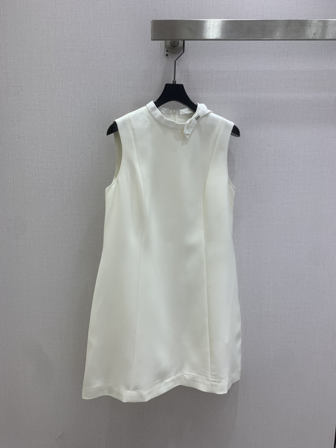 NO:807145,Highly recommended 26 spring and summer new bow sleeveless dress, simple round neck design, crisp and stylish fabric, perfect drape, super elegant when worn!  The A-line skirt modifies the body shape, making it easy to carry during daily commutes. The sleeveless design is refreshing and neat, and is super comfortable to wear in summer. It goes well with high heels or flats, and can be easily switched between multiple styles. The navy blue is low-key and elegant, and can be easily held in the workplace or at parties. It is a must-have and versatile item in the wardrobe!  Two colors SMLXL code High quality ABC, flats, high heels, skirts,19860909强烈推荐 26春夏新款 蝴蝶结无袖连衣裙,简约圆领设计,面料挺括有型,垂坠感满分,穿上超显气质！A字裙摆修饰身形,通勤日常都能轻松驾驭,无袖设计清爽利落,夏天穿超舒服,搭配高跟鞋或平底鞋都很OK,轻松切换多种风格.藏蓝色低调优雅,职场、聚会都能轻松hold住,是衣橱必备百搭单品！两个色 SMLXL码 高品质ABC,,flats,high heels,skirts,,Women's clothing