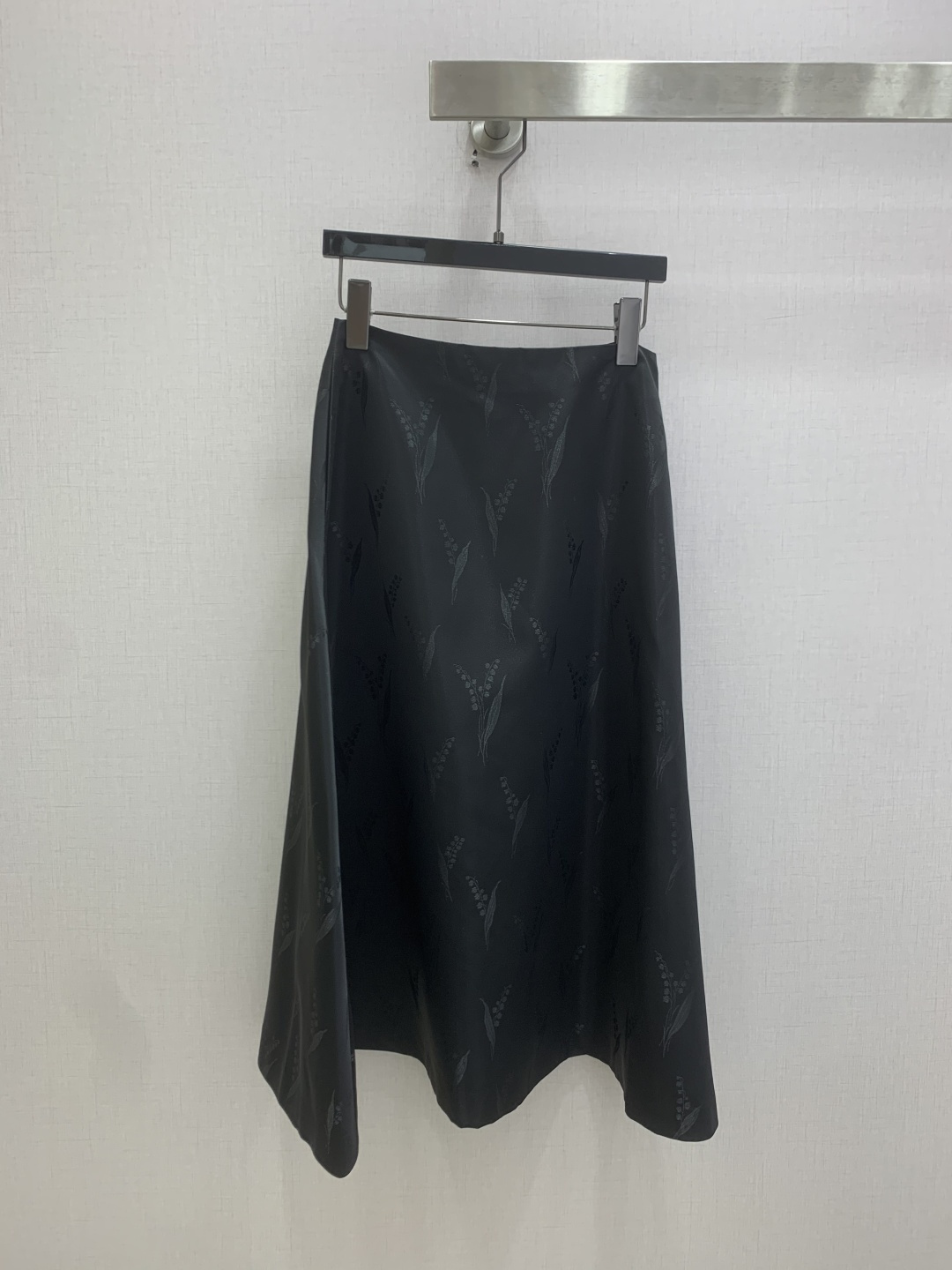 NO:806586,Highly recommended 26 spring and summer new Chinese style long skirt with dark pattern, made of acetate satin, silky to touch, perfect drape, super comfortable to wear in summer!  Dark pattern jacquard design, low-key and oriental aesthetic charm, high-waisted A-line version, slimming and covering the hips, friendly pear-shaped figure, easily elongating the leg proportions. The skirt is moderate in length, easy to control for commuting, dating, and parties. Paired with a white shirt for a cool workplace style, and a Chinese-style vest with a gentle and ladylike temperament, it can be worn in multiple clothes, practical and fashionable. Two colors SMLXL code, high quality ABC,,skirts,shirts,19860909强烈推荐 26春夏新款 暗纹新中式长裙,采用醋酸缎面,触感丝滑,垂坠感满分,夏天穿超舒服！暗纹提花设计,低调又有东方美学韵味高腰A字版型,显瘦遮胯,梨形身材友好,轻松拉长腿部比例.裙摆长度适中,通勤、约会、聚会都能轻松驾驭.搭配白衬衫清冷职场风,配中式马甲温婉大小姐气质,一衣多穿,实用又时髦两个色 SMLXL码 高品质ABC,,skirts,shirts,,Women's clothing