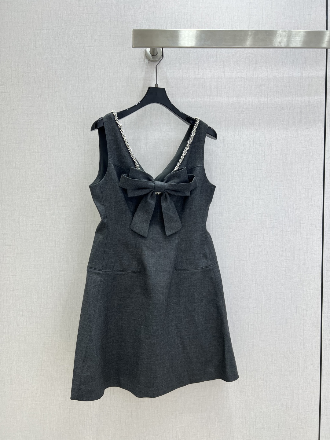 NO:807699,Highly recommended 26 spring and summer new beaded bow sleeveless dress. The dark gray color has a cool and high-end feel, and the sleeveless version is neat and slimming. The diamond ornaments on the shoulder line are like fine starlight, which collides with the bow on the chest to create a sweet and cool contrast. The gentleness hides exquisiteness and carefulness. Wear it on a date or a small party, and you can easily control the atmosphere. One color SMLXL code, high quality ABC,,skirts,19860909强烈推荐 26春夏新款 钉珠蝴蝶结无袖连衣裙 深灰调自带清冷高级感,无袖版型利落又显瘦.肩线的钻饰像细碎星光,和胸前的蝴蝶结碰撞出甜酷反差,温柔里藏着精致小心机,约会或小聚会穿,轻松拿捏氛围感 一个色 SMLXL码 高品质ABC,,skirts,,Women's clothing