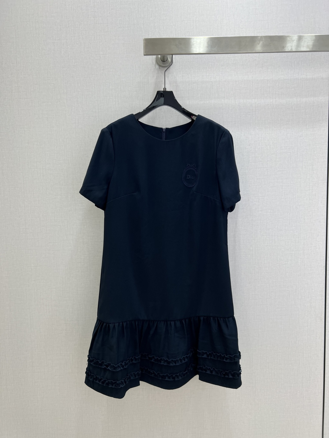 NO:807736,Highly recommended 26 spring and summer new badge embroidered dress, classic design, the upper body is exquisite and capable, and it can be matched with ease!  The customized imported fabrics are crisp and stylish, with a full sense of high-end. Full of texture and fashionable, it is recommended to buy!  The quality of workmanship depends on the details. Two colors SML code. High quality ABC, skirts,19860909强烈推荐 26春夏新款 徽章刺绣连衣裙 经典款设计 上身精致又干练得体,搭配起来随心应手！定制的进口面料挺括有型 满满的高级感.质感十足,时尚潮流 ,推荐入手！ 做工品质看细节 两个色 SML码 高品质ABC,,skirts,,Women's clothing
