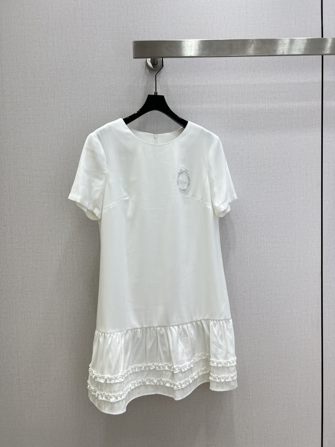 NO:807732,Highly recommended 26 spring and summer new badge embroidered dress, classic design, the upper body is exquisite and capable, and it can be matched with ease!  The customized imported fabrics are crisp and stylish, with a full sense of high-end. Full of texture and fashionable, it is recommended to buy!  The quality of workmanship depends on the details. Two colors SML code. High quality ABC, skirts,19860909强烈推荐 26春夏新款 徽章刺绣连衣裙 经典款设计 上身精致又干练得体,搭配起来随心应手！定制的进口面料挺括有型 满满的高级感.质感十足,时尚潮流 ,推荐入手！ 做工品质看细节 两个色 SML码 高品质ABC,,skirts,,Women's clothing