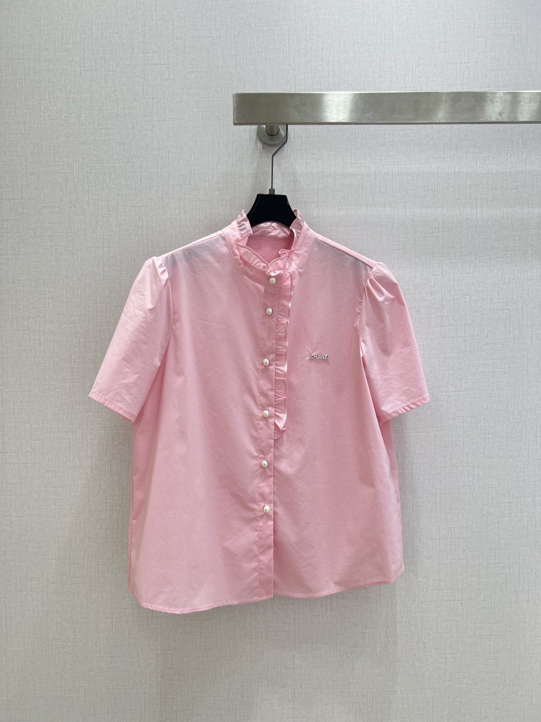 NO:807722,Highly recommended 26 spring and summer new style. Metallic letter lace short-sleeved shirt. Low-key luxury three-dimensional tailoring. Streamlined line design. Noble and elegant yet full of gentle and intellectual temperament. Imported special materials. You will be amazed when you receive it. The texture of the customized fabric is amazing!  Two colors SML code high quality ABC, shirts, T-shirt,19860909强烈推荐 26春夏新款 金属字母花边短袖衬衫 低调奢华立体剪裁 精简线条感设计 高贵典雅又尽显温柔知性的气质 进口特殊材质 收到手会很惊艳 定制面料质感超赞！两个色 SML码 高品质ABC,,shirts,T-shirt,,Women's clothing