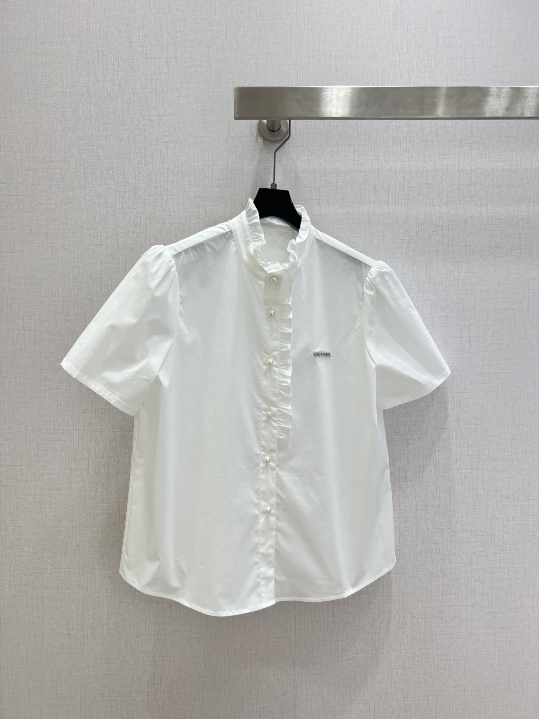 NO:807719,Highly recommended 26 spring and summer new style. Metallic letter lace short-sleeved shirt. Low-key luxury three-dimensional tailoring. Streamlined line design. Noble and elegant yet full of gentle and intellectual temperament. Imported special materials. You will be amazed when you receive it. The texture of the customized fabric is amazing!  Two colors SML code high quality ABC, shirts, T-shirt,19860909强烈推荐 26春夏新款 金属字母花边短袖衬衫 低调奢华立体剪裁 精简线条感设计 高贵典雅又尽显温柔知性的气质 进口特殊材质 收到手会很惊艳 定制面料质感超赞！两个色 SML码 高品质ABC,,shirts,T-shirt,,Women's clothing