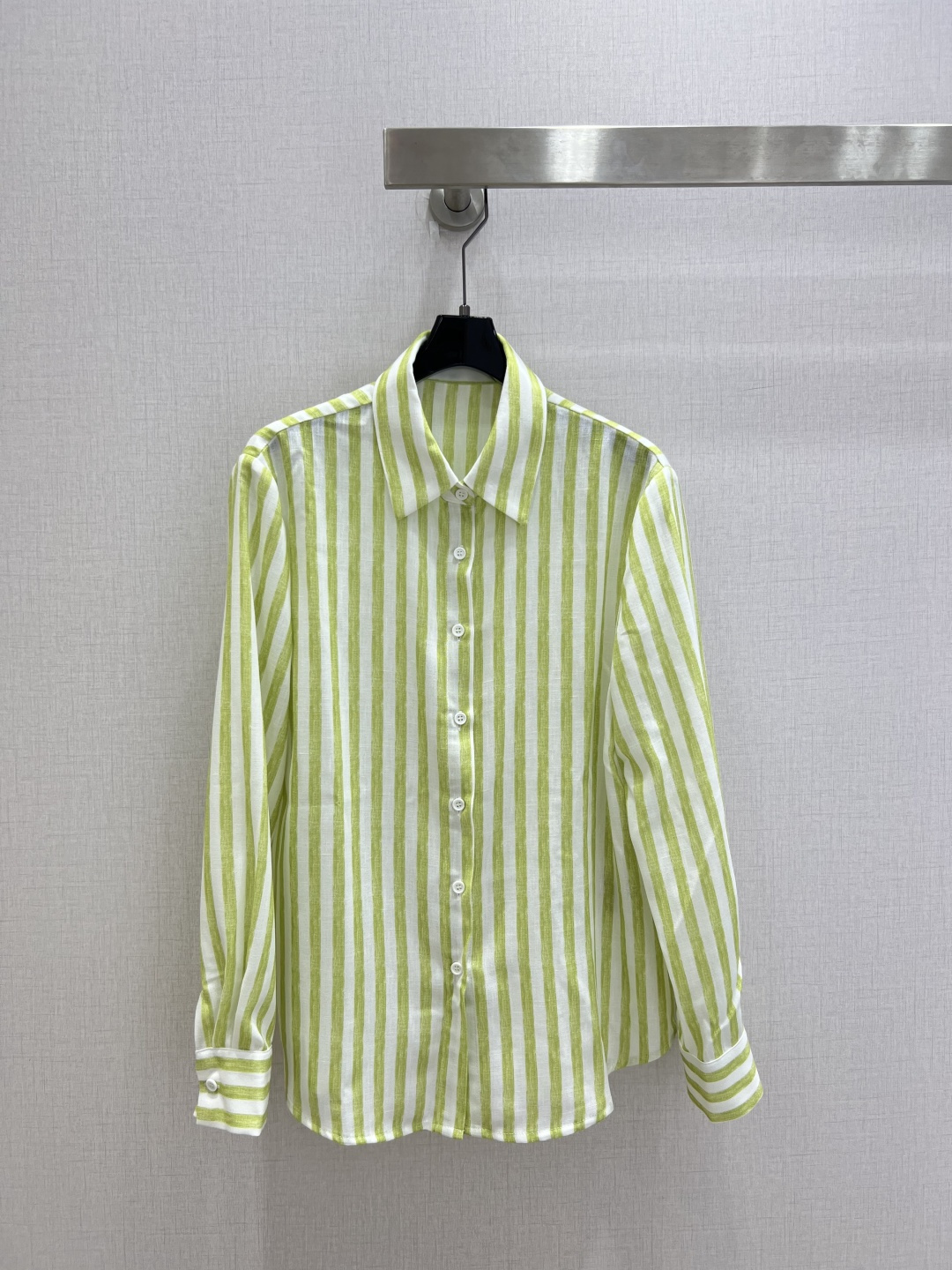NO:807707,Highly recommended 26 spring and summer new striped lapel linen shirt, hot new style!  Old money style linen contrast striped shirt!  Simple yet fashionable!  The color is super beautiful and makes it more refreshing in summer!  Super whitening skin!  Two colors, SMLXL code, high quality ABC, shirts,19860909强烈推荐 26春夏新款 条纹翻领亚麻衬衫 爆款上新！老钱风亚麻撞色条纹衬衫！简约不失时尚！颜色超美夏天更清爽！超显肤白！两个色 SMLXL码 高品质ABC,,shirts,,Women's clothing