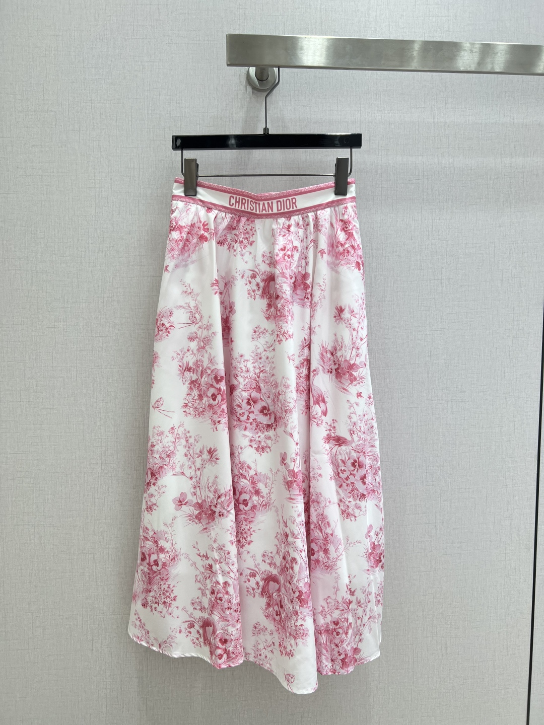 NO:807720,Highly recommended for spring and summer 26. Jungle print pocket shirt, letter web print long skirt. Batch separately. A cute style, full of small details. Exquisite workmanship. Age-reducing fashion. Good HOLD style. Won the hearts of fairies. Soft and textured. Classic. Two colors. SML code. High quality, skirts, shirts,19860909强烈推荐 26春夏新款 丛林印花口袋衬衫字母织带印花长半裙 分开批 可A可乖的风格,满满小细节太加分了.做工精致 减龄时尚 好HOLD住造型 深得仙女心 柔软有质感 经典之作 两个色 SML码 高品,,skirts,shirts,,Women's clothing
