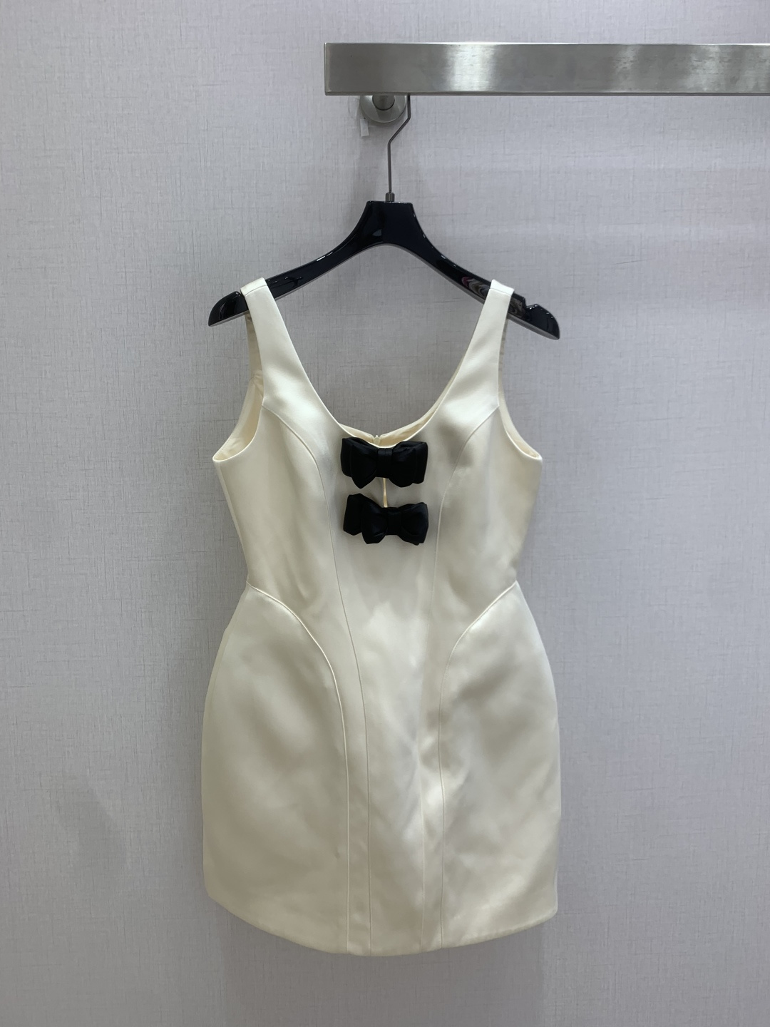 NO:807167,Highly recommended 26 spring and summer new bow sleeveless vest dress, milky white satin + black bow, full of elegant retro temperament!  Sleeveless vest + A-line skirt, waist design to show off body proportions, bow embellishment, playful and high-end, smooth to the touch, suitable for dates, birthdays or formal occasions. Moderate length of skirt, small people can easily manage it, paired with high heels or exquisite accessories, you can easily get the ladylike style. One color, SMLXL code, high quality ABC, high heels, skirts,19860909强烈推荐 26春夏新款 蝴蝶结无袖背心连衣裙,奶白色缎面+黑色蝴蝶结,优雅复古气质满分！无袖背心+A字裙摆,收腰设计超显身材比例,蝴蝶结点缀俏皮又高级 触感柔滑,适合约会、生日或正式场合穿搭.裙长适中,小个子也能轻松驾驭,搭配高跟鞋或精致配饰,名媛风轻松get 一个色 SMLXL码 高品质ABC,,high heels,skirts,,Women's clothing