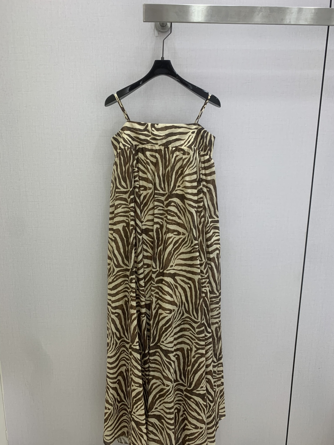 NO:807177,Highly recommended 26 spring and summer new zebra print suspender dress, light and elegant fabric, brown and white zebra print super wild and romantic atmosphere long suspender design, waist pleats to modify the figure, perfect for vacations, beach photos or daily wear!  Combining personality and elegance, a must-have for fashionistas!  One color SML code high quality ABC,,skirts,19860909强烈推荐 26春夏新款 斑马纹吊带连衣裙,轻盈飘逸面料,棕白斑马纹超有野性浪漫氛围感长款吊带设计,腰部褶皱修饰身形,度假、海边拍照或日常穿搭都很出片！个性与优雅兼具,时髦精必入！一个色 SML码 高品质ABC,,skirts,,Women's clothing