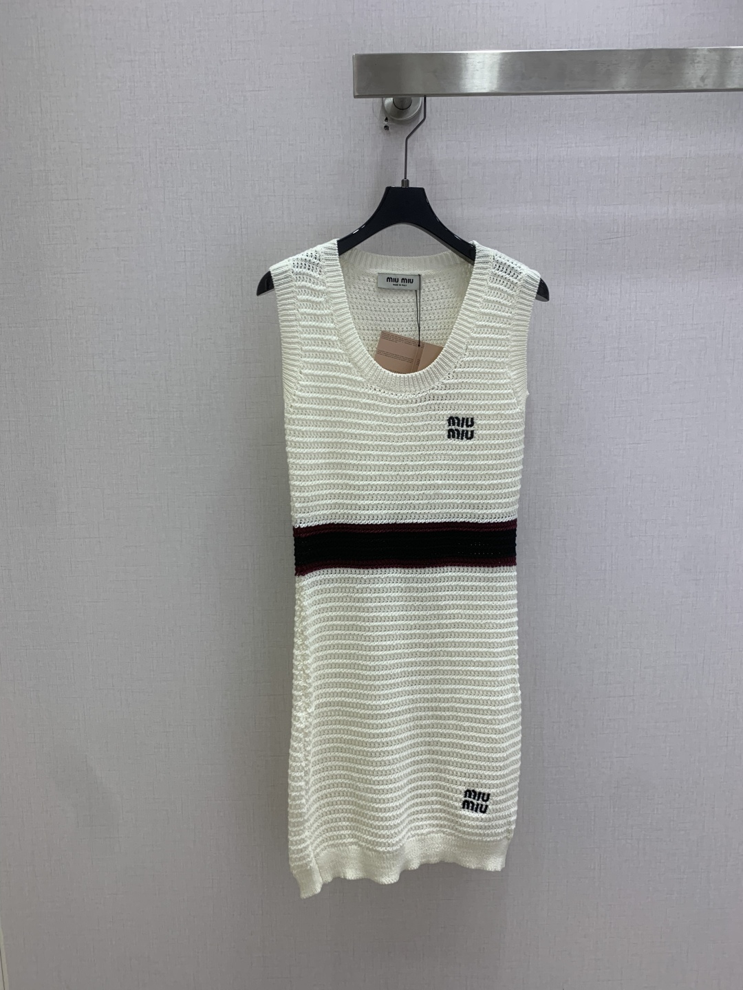 NO:807181,Highly recommended for spring and summer 26. Hollow knitted contrasting color tank top dress. High-end customized cotton knitted fabric. Transparent mesh weaving method brings a sense of breathing. U-shaped collar perfectly modifies the shoulder and neck lines. Black and red contrasting stripes instantly brighten the look, retro and fashionable. The double logo embroidery on the chest and hem is a low-key and unobtrusive brand recognition. Sweet but not greasy and girly. One color SML code, high quality ABC,,skirts,19860909强烈推荐 26春夏新款 镂空针织撞色背心连衣裙 高级定制棉感针织面料 通透的网眼织法自带呼吸感 U型领完美修饰肩颈线条 黑红撞色条纹瞬间点亮造型复古又时髦 胸前和下摆的双logo刺绣 是低调不张扬的品牌辨识度 甜而不腻的少女感拉满 一个色 SML码 高品质ABC,,skirts,,Women's clothing