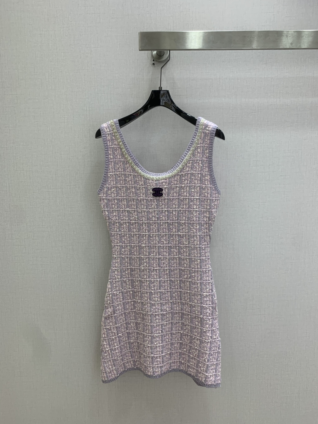 NO:807185,Highly recommended 26 spring and summer new style plaid knitted vest dress. It has a hazy and soft focus. The U-shaped collar is inlaid with exquisite rhinestones. It instantly lights up the shoulder and neck lines, giving it a sense of elegance. The classic double C logo on the chest is low-key and recognizable. Slim tailoring perfectly outlines the body curve. The balance of elegance and sexiness is just right. Waxy and breathable knitted material. Refreshing and smart when worn alone in spring and summer. Easily capture the French celebrity atmosphere. One color SML code  High quality ABC,,skirts,19860909强烈推荐 26春夏新款 格纹针织背心连衣裙 自带朦胧柔焦感 U型领镶满精致水钻 瞬间点亮肩颈线条 贵气感拉满 胸前经典双C标低调又有辨识度 修身剪裁完美勾勒身材曲线 把优雅和性感平衡得恰到好处 糯透气的针织材质 春夏单穿清爽灵动 轻松拿捏法式名媛氛围感 一个色 SML码 高品质ABC,,skirts,,Women's clothing