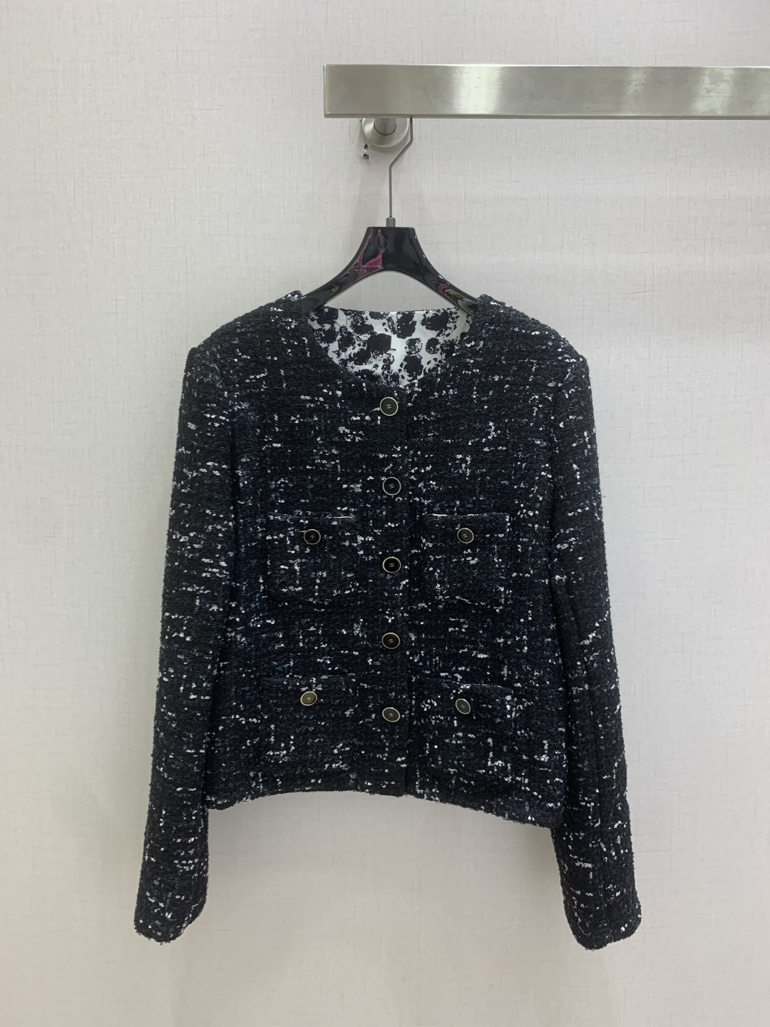 NO:807187,Highly recommended 26 spring and summer new style tweed round neck long-sleeved jacket. The intertwined tweed texture has a retro and high-end atmosphere. The round neck design is neat and elegant. Double rows of metal buttons are embellished with details. The loose fit is suitable for various body shapes. The soft and stiff fabric has both comfort and texture. You can easily wear an elegant and casual French accent. One color SML code. High quality ABC,,jackets & coats,19860909强烈推荐 26春夏新款 粗花呢圆领长袖外套 交织的花呢肌理 自带复古又高级的氛围感 圆领设计利落大方 双排金属纽扣点缀细节 宽松版型适配各种身形m软而挺括的面料兼具舒适度与质感 都能轻松穿出优雅随性的法式腔调 一个色 SML码 高品质ABC,,jackets & coats,,Women's clothing