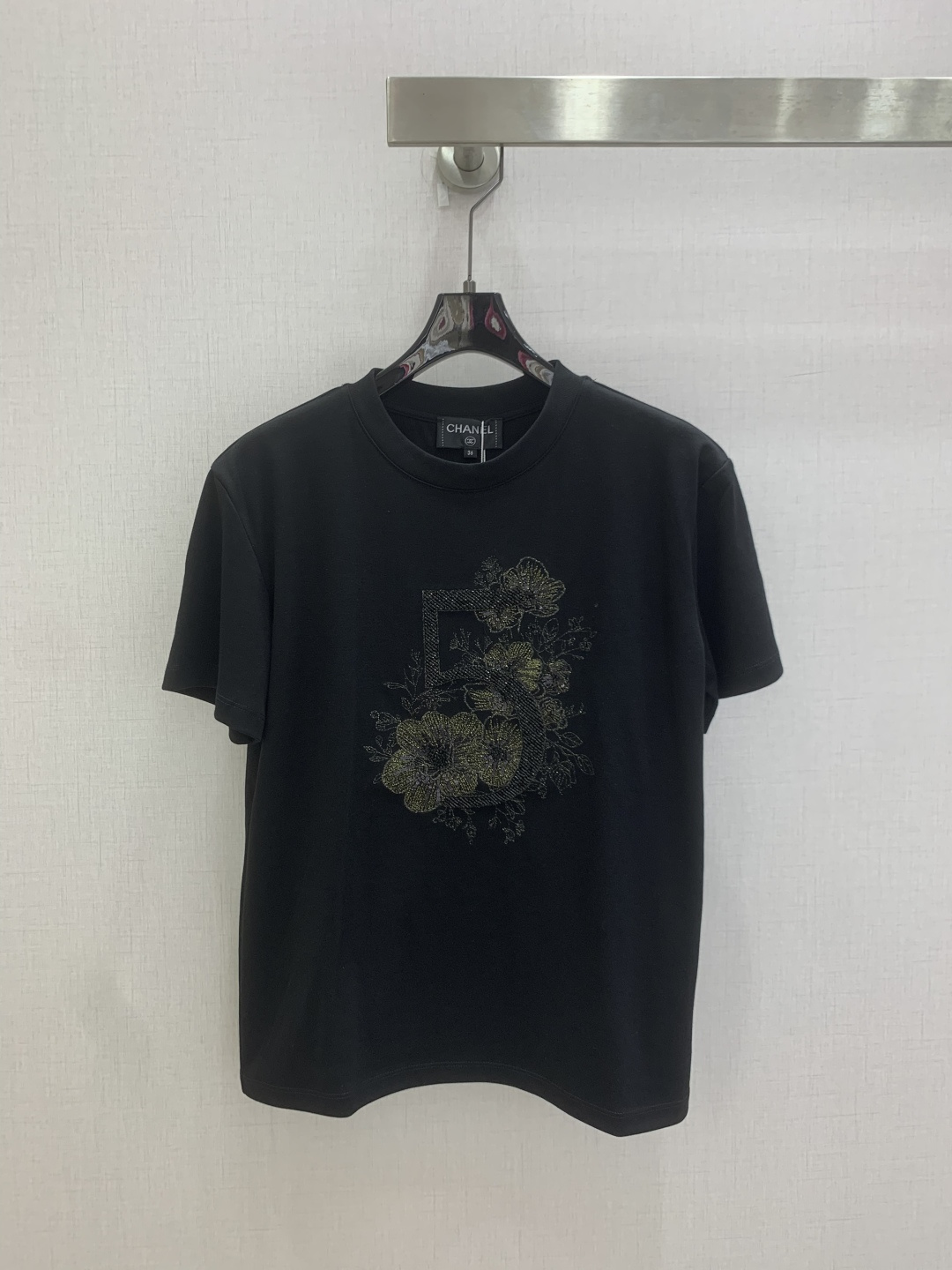 NO:807697,Highly recommended 26 spring and summer new patterned short-sleeved T-shirt, very dense and feels great, a really hard-working one!  !  Perfect details, regular fit!  The upper body is not picky at all, simple and generous, instantly enhances the temperament, popular recommendation, two colors SML code, high quality ABC, T-shirt, tees, t-shirt,19860909强烈推荐 26春夏新款 图案短袖T恤 密度很高手感超好 真的费劲心血的一款！！细节完美 常规版型！上身完全不挑人简单大方 瞬间提升气质 爆款推荐,两个色 SML码 高品质ABC,,T-shirt,tees，t-shirt,,Women's clothing