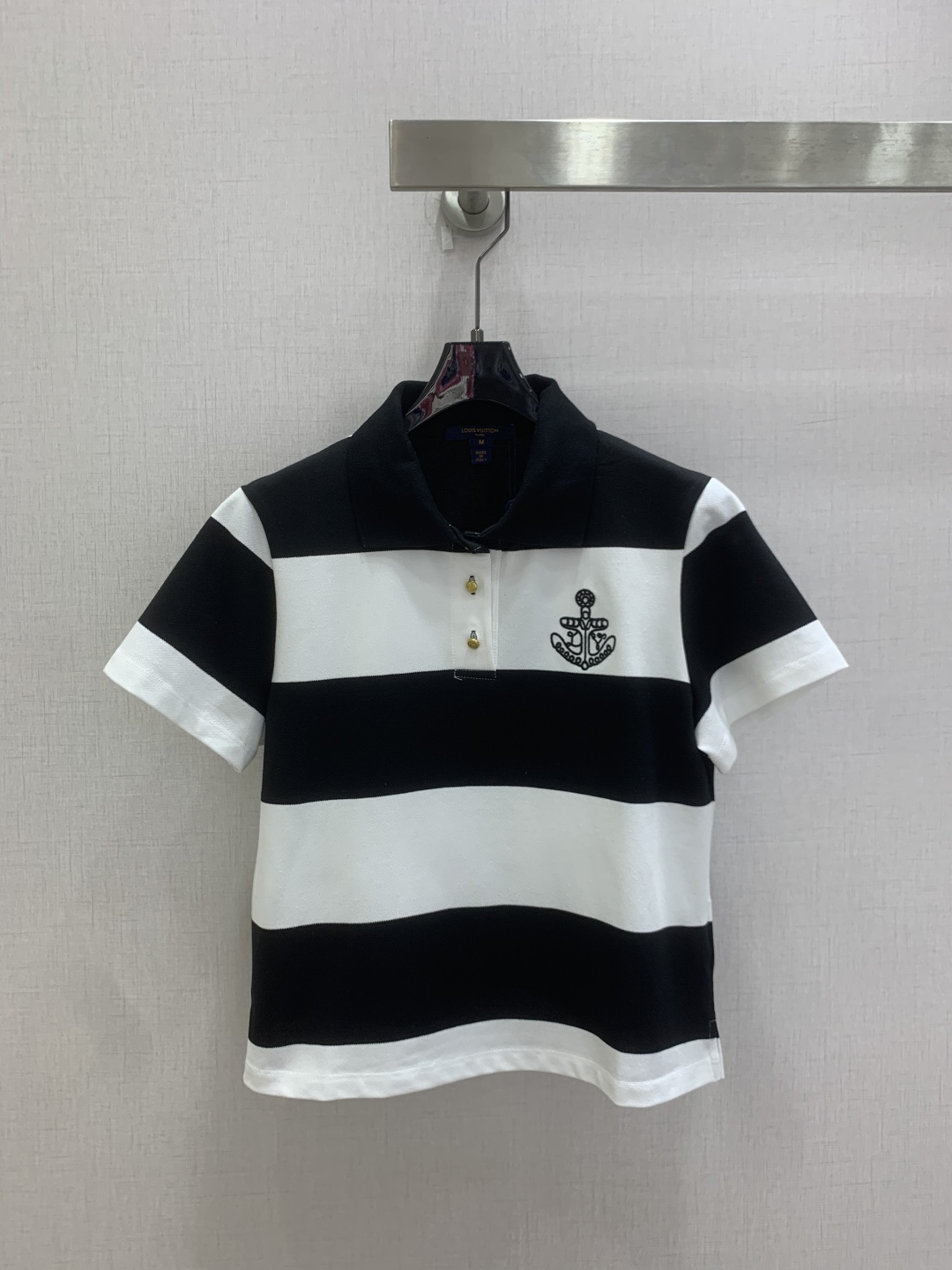 NO:807714,Highly recommended 26 spring and summer new lapel striped short-sleeved top. It is very dense and feels great. It is a really hard-working one!  !  Perfect details, regular fit!  The upper body is not picky at all, simple and generous, instantly enhances your temperament, popular recommendation, two colors SML code, high quality ABC, T-shirt,19860909强烈推荐 26春夏新款 翻领条纹短袖上衣 密度很高手感超好 真的费劲心血的一款！！细节完美 常规版型！上身完全不挑人简单大方 瞬间提升气质 爆款推荐,两个色 SML码 高品质ABC,,T-shirt,,Women's clothing