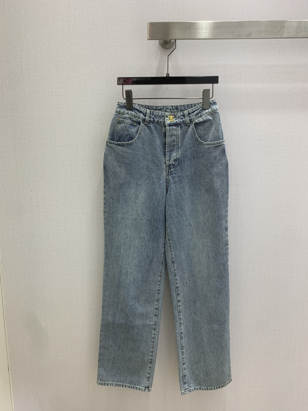 NO:807710,Highly recommended for the early spring of 26. Pocket double C denim trousers. The whole piece is three-dimensional. It is all-around exquisite and can be worn by celebrities. The upper body is super covered and the body is slimming. The proportion of the legs is super stretched. It is easy to match. It is simple and refreshing. It has a refreshing and fashionable sense of high-end. It is elegant and fashionable in daily life. It is versatile. The color is very beautiful. The fabric is high-end and textured. A must-have for dating and shopping. One color SML code, high quality ABC,,19860909强烈推荐 26早春新款 口袋双C牛仔长裤 整件立体剪裁 全方位精致做明星穿搭 上身超级遮肉显瘦 超拉腿部比例 巨好搭配 简简单单 穿出清爽时髦的高级感 日常优雅又时髦巨百搭 颜色很好看 面料高级又有质感 约会逛街必备 一个色 SML码 高品质ABC,,,Women's clothing