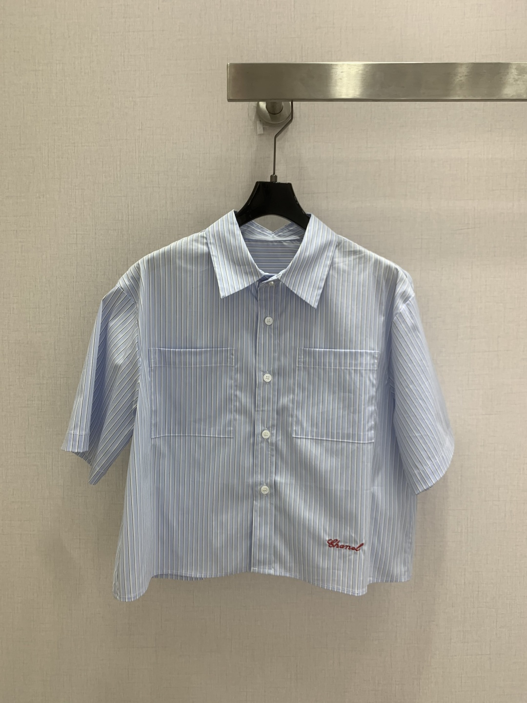 NO:807708,Highly recommended 26 spring and summer new style letter embroidered short striped shirt Xiaoxiangfeng striped embroidered shirt two colors SML code high quality ABC,, shirts,19860909强烈推荐 26春夏新款 字母刺绣短款条纹衬衫 小香风条纹刺绣衬衫 两个色 SML码 高品质ABC,,shirts,,Women's clothing