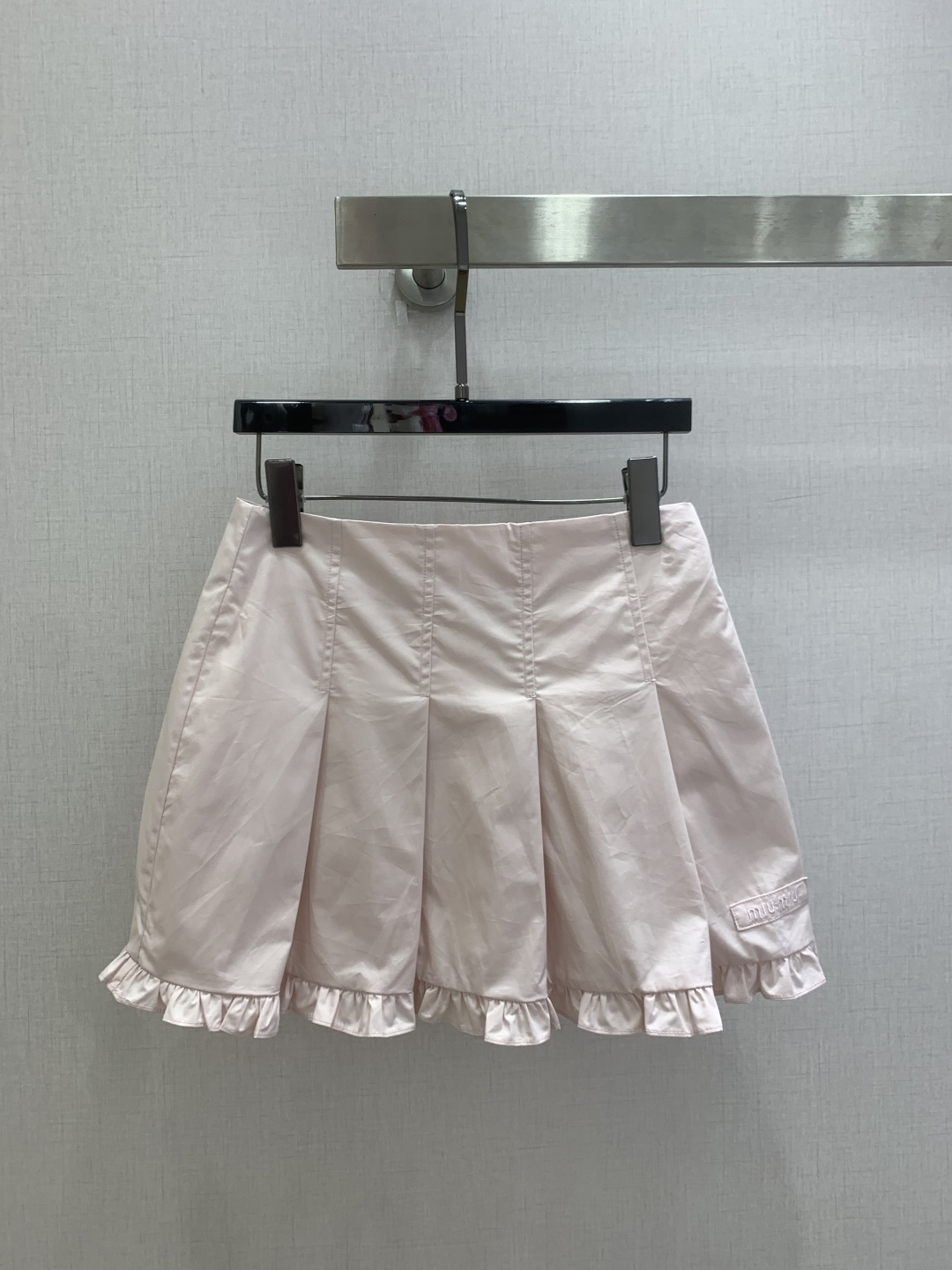 NO:807704,Highly recommended 26 spring and summer new style, pleated lace skirt, fungus edge design, embroidered letter mark embellishment, one color SML code, high quality ABC,,skirts,19860909强烈推荐 26春夏新款 压褶花边半裙 木耳边设计 刺绣字母标点缀 一个色 SML码 高品质ABC,,skirts,,Women's clothing