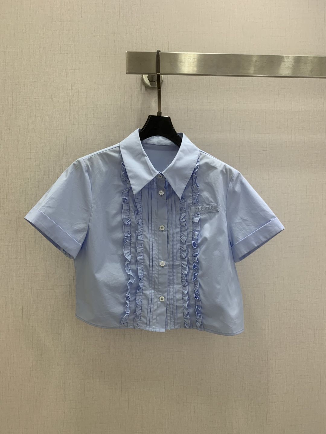 NO:807696,Highly recommended 26 spring and summer new style lapel lace short-sleeved shirt, letter logo embroidered fungus-edged fashionable short-sleeved shirt, two colors SML code, high quality ABC, shirts, T-shirt,19860909强烈推荐 26春夏新款 翻领花边短袖衬衫 字母徽标刺绣木耳边时尚短袖衬衫 两个色 SML码 高品质ABC,,shirts,T-shirt,,Women's clothing