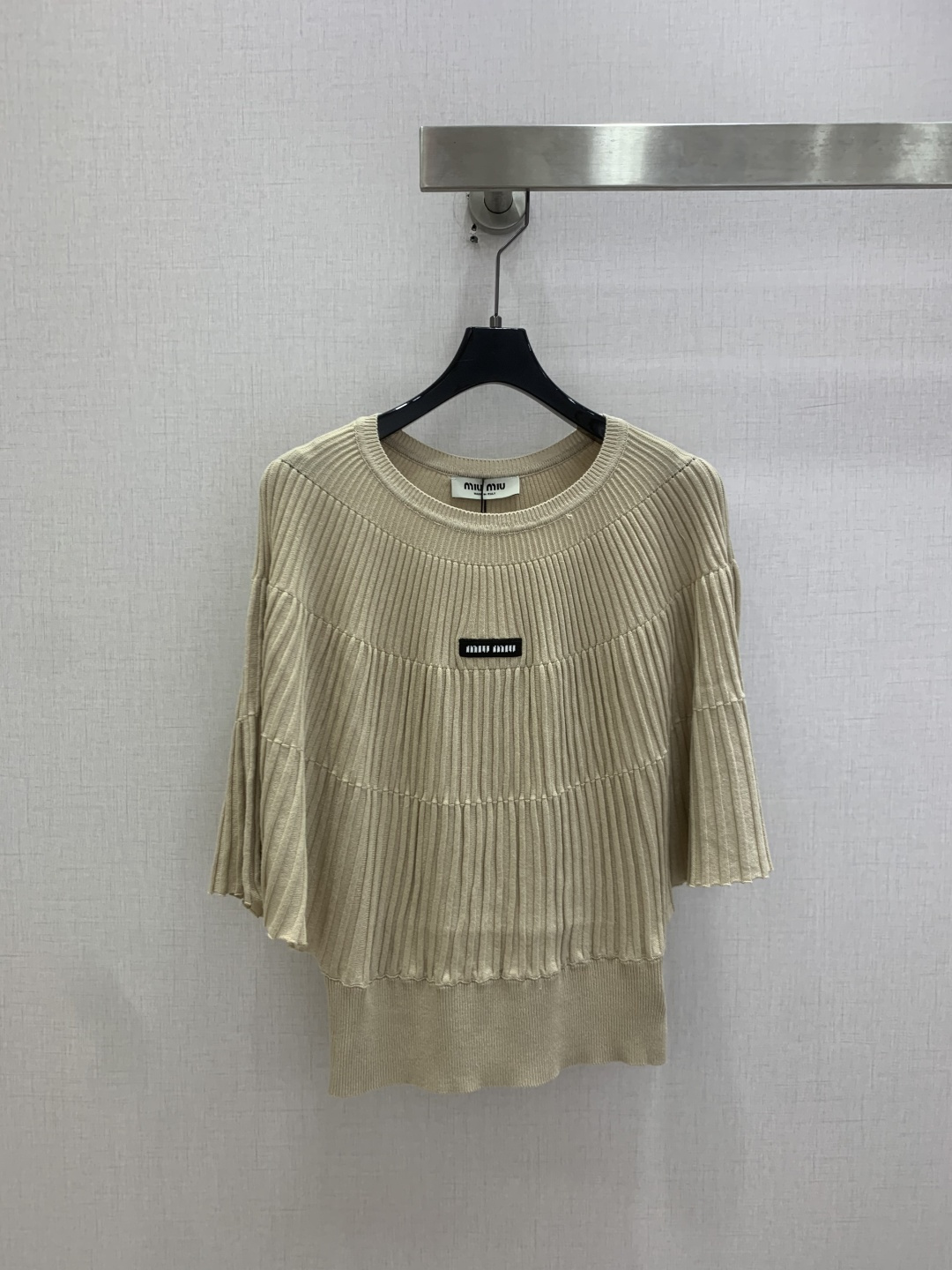 NO:808261,Highly recommended for spring and summer 26 new style. Lotus leaf sleeves knitted short-sleeved top. Pleated accordion design. Loose lotus leaf sleeves hide the flesh and make you look slimmer. The shoulder becomes right-angled in seconds. The sense of laziness. Round neck + waist hem. Perfectly optimized body proportions. Small people can easily control it. The letter logo on the chest is a low-key brand recognition. Sweet but not greasy. Advanced custom lyocell cotton blended fabric. Skin-friendly and breathable in spring and summer. Refreshing and not sweaty. The upper body instantly changes into the color of a Korean sweet girl.  SML code high quality ABC,,T-shirt,19860909强烈推荐 26春夏新款 荷叶袖针织短袖上衣 百褶风琴设计 宽松荷叶袖藏肉显瘦 秒变直角肩 慵懒感拉满 圆领+收腰下摆 完美优化身材比例 小个子也能轻松驾驭 胸前字母标是低调的品牌辨识度 甜而不腻 高级定制莱塞尔棉感混纺面料 亲肤透气春夏穿清爽不闷汗 上身秒变韩系甜妹一个色 SML码 高品质ABC,,T-shirt,,Women's clothing