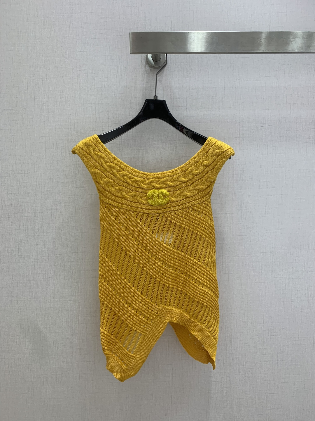 NO:808284,Highly recommended 26 spring and summer new style. One-shoulder knitted vest top with diagonal hollow knitting. The fabric is soft and breathable. Wear it in summer. It is breathable and not sweaty. It is retro and has a breathable feel. The one-shoulder tailoring quietly reveals the delicate shoulder line. The irregular curvature of the hem is a careful way to hide the belly. The classic double C embroidery embellishment hides elegance in the details. Wearing it alone is like a Korean hot girl with its own atmosphere.  Wearing a shirt inside is also an intellectual style. One color SML code. High quality ABC, shirts,19860909强烈推荐 26春夏新款 一字肩针织背心上衣 搭配斜向镂空针织 面料柔软透气 夏天穿它透气不闷汗复古又带着呼吸感 一字肩的剪裁 悄悄露出精致肩线 下摆的不规则弧度 更是藏住小肚腩的小心机 经典的双C刺绣点缀 把优雅藏在细节里 单穿是自带氛围感的韩系辣妹 内搭衬衫又是知性的千金风 一个色 SML码 高品质ABC,,shirts,,Women's clothing