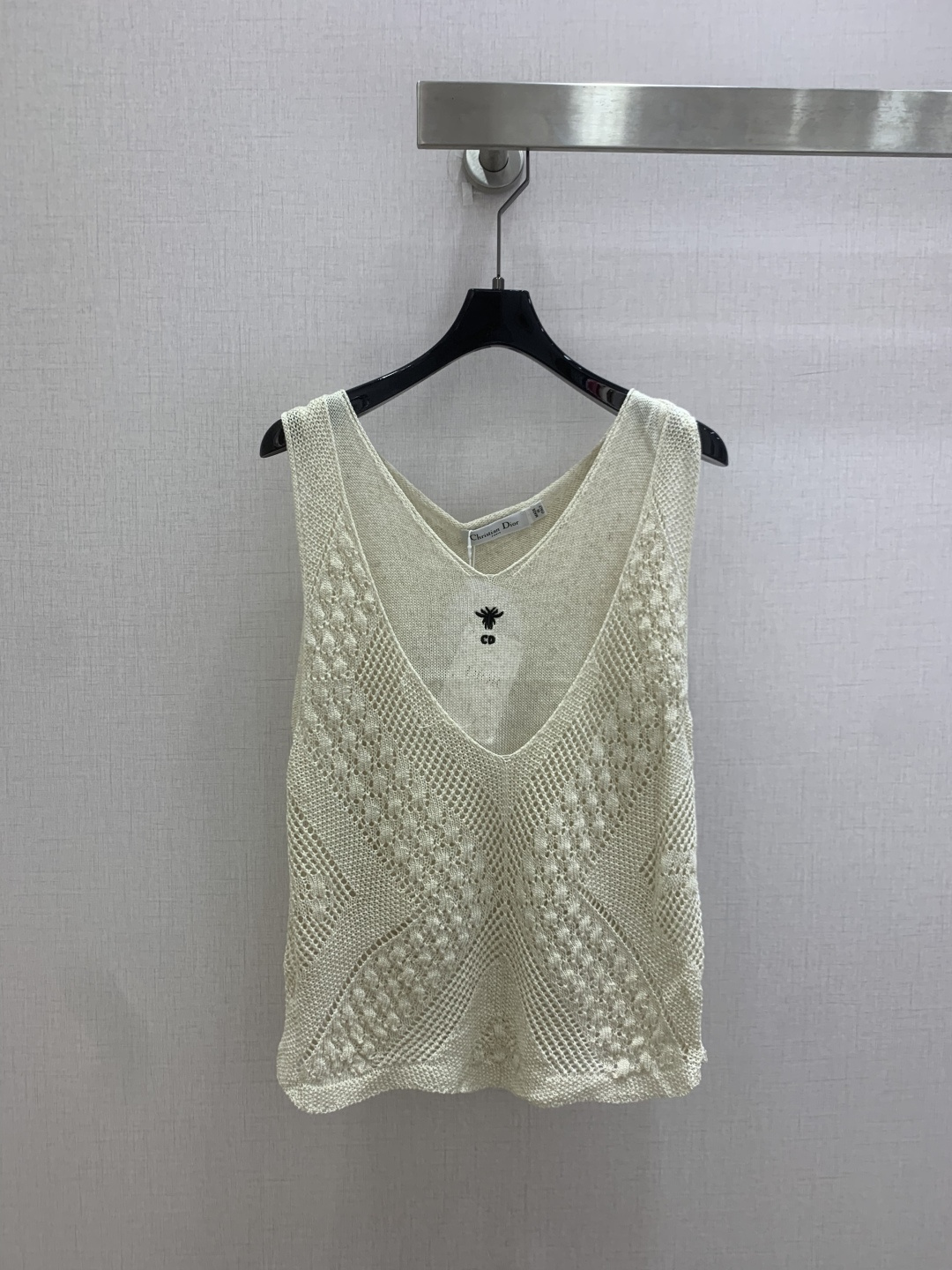 NO:808281,Highly recommended 26 spring and summer new styles. The V-neck design of the hollow knitted vest top elegantly modifies the shoulders and neck. The selected fabrics are skin-friendly and breathable. The whole-body diamond hollow weave has both breathability and retro texture. The hand-made texture comes with a soft light filter. The low-key embroidery on the chest is exquisite and ingenious. The details are tasteful. The gentle beige tone does not pick on the skin color and makes the temperament clean and soft. One color SML code, high quality ABC,,19860909强烈推荐 26春夏新款 镂空针织背心上衣 V领设计优雅修饰肩颈 精选面料亲肤透气 通体菱格镂空织纹兼具透气与复古质感 手工感的肌理自带柔光滤镜 胸前低调的刺绣精致巧思细节处见品味 温柔的米调不挑肤色 衬得气质干净柔和 一个色 SML码 高品质ABC,,,Women's clothing