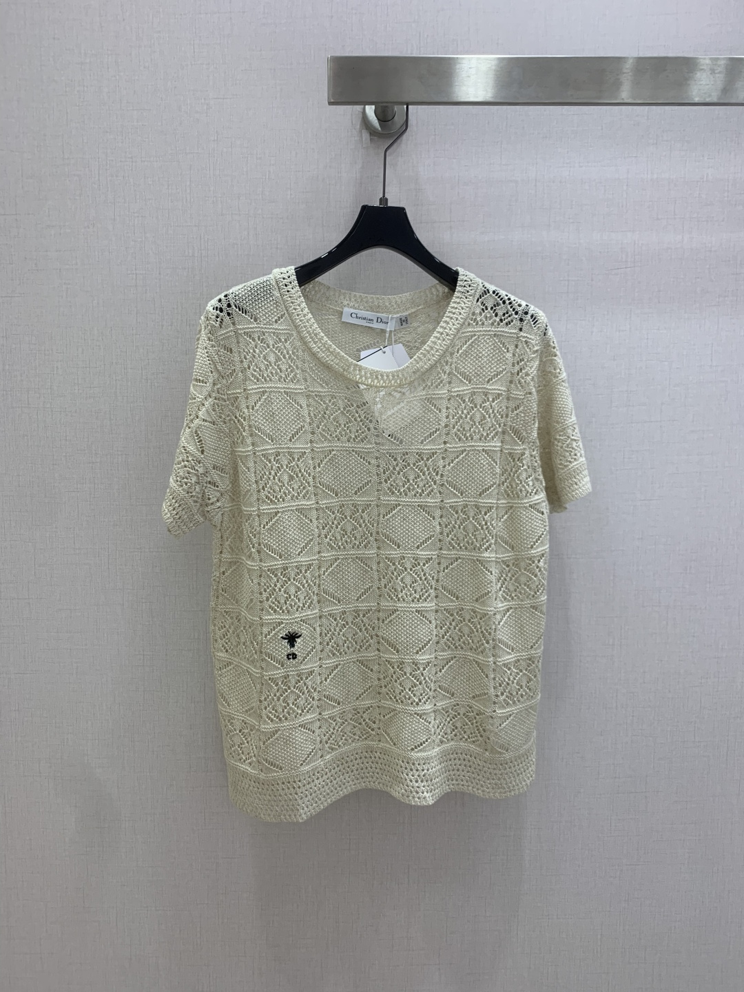 NO:808278,Highly recommended 26 spring and summer new style embroidered knitted short-sleeved top, advanced custom lyocell cotton feel fabric, all-over rhombus hollow texture with retro handmade texture, breathable and not stuffy, round neck cut is simple and elegant, low-key embroidery details, gentle beige tone does not pick on skin color, can be worn alone in spring and summer with layered shirts and suspenders to easily unlock the intellectual rich style. Suitable for a variety of wearing scenarios, one piece can make ordinary outfits full of texture. One color SML code  High quality ABC,,shirts,T-shirt,19860909强烈推荐 26春夏新款 刺绣针织短袖上衣 高级定制莱塞尔棉感面料 通体菱格镂空织纹带着复古手工质感 透气不闷 圆领剪裁简约大方 低调的刺绣细节 温柔的米调不挑肤色 春夏单穿叠搭衬衫、吊带都轻松解锁知性千金风 适配多种穿搭场景 一件就能让普通穿搭质感拉满 一个色 SML码 高品质ABC,,shirts,T-shirt,,Women's clothing