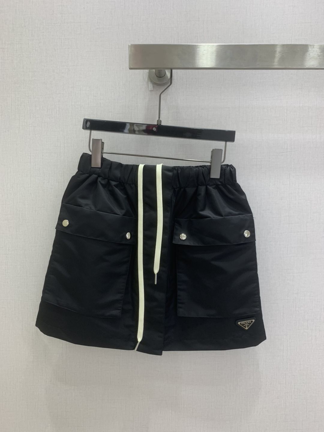 NO:808272,Highly recommended 26 spring and summer new workwear drawstring shorts, metal buttons, full of retro workwear style!  The drawstring elastic waist is comfortable and practical. The large pockets on both sides are great for daily commuting and leisure. The triangle logo in the lower right corner is low-key and recognizable. It is simple and versatile. You can wear it with a striped Polo or a vest, and you can easily get a lazy and casual style ~ a must-have for your spring and summer wardrobe!  One color SML code high quality ABC,,shorts,19860909强烈推荐 26春夏新款 工装抽绳短裤,金属纽扣,复古工装风满满！抽绳松紧腰,舒适又实用,两侧大口袋超能装,日常通勤、休闲都OK.右下角三角Logo低调有辨识度,简约百搭,条纹Polo或背心随便搭,轻松get慵懒休闲风～春夏衣橱必备！一个色 SML码 高品质ABC,,shorts,,Women's clothing