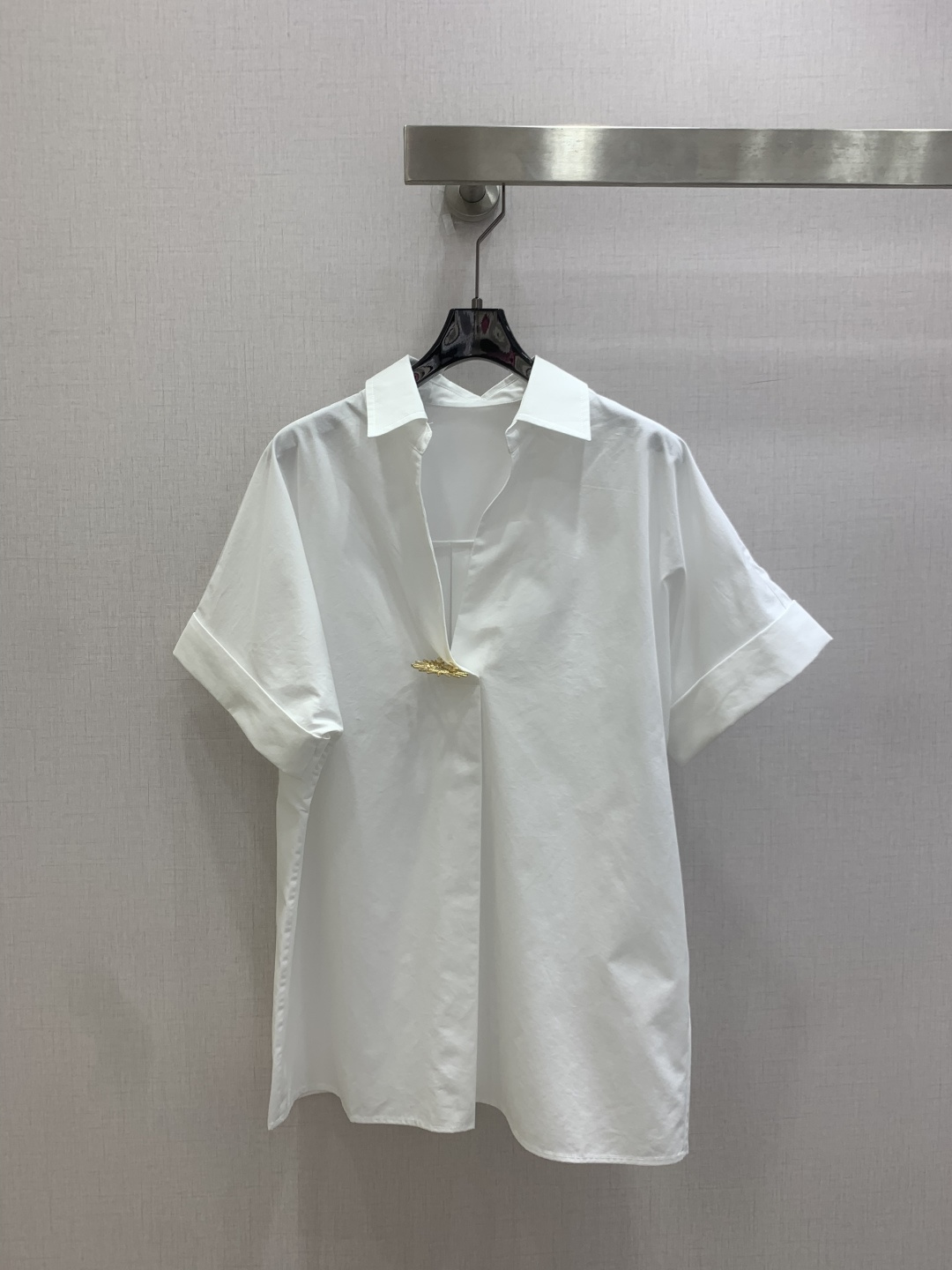 NO:808266,Highly recommended 26 spring and summer new simple hardware lapel shirt!  Big brand temperament!  Same style as the Italian MAX brand, versatile short-sleeved shirt, two colors, SML code, high quality ABC1.,, shirts, T-shirt,19860909强烈推荐 26春夏新款 简约五金翻领衬衫！大牌气质！意大利MAX家同款,气质百搭短袖衬衫 两个色 SML码 高品质ABC1.,,shirts,T-shirt,,Women's clothing