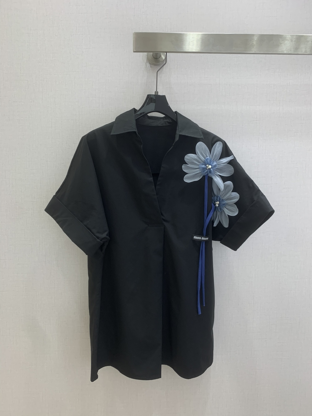 NO:808263,Highly recommended for spring and summer 26 new gauze lapel short-sleeved shirt. The neat profile lapel has a casual sense of relaxation. The body-friendly version is friendly to all body shapes. The best thing is the two foggy blue gauze flowers on the placket. The light tulle seems to sew the romance of spring onto the clothes. With pearl stamens and brand woven labels, it balances sweetness and coolness just right. Two colors SML code High-quality ABC, shirts, T-shirt,19860909强烈推荐 26春夏新款 纱花翻领短袖衬衫 利落的廓形翻领,自带随性松弛感,不挑身材的版型对所有身形都很友好.最妙的是门襟这两朵雾蓝色纱花,轻盈的薄纱像把春日的浪漫缝在了衣服上,搭配珍珠花蕊和品牌织标,把甜酷平衡得刚刚好.两个色 SML码 高品质ABC,,shirts,T-shirt,,Women's clothing