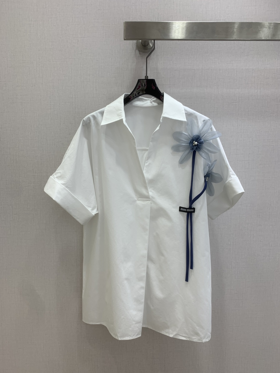 NO:808260,Highly recommended for spring and summer 26 new gauze lapel short-sleeved shirt. The neat profile lapel has a casual sense of relaxation. The body-friendly version is friendly to all body shapes. The best thing is the two foggy blue gauze flowers on the placket. The light tulle seems to sew the romance of spring onto the clothes. With pearl stamens and brand woven labels, it balances sweetness and coolness just right. Two colors SML code High quality AB, shirts, T-shirt,19860909强烈推荐 26春夏新款 纱花翻领短袖衬衫 利落的廓形翻领,自带随性松弛感,不挑身材的版型对所有身形都很友好.最妙的是门襟这两朵雾蓝色纱花,轻盈的薄纱像把春日的浪漫缝在了衣服上,搭配珍珠花蕊和品牌织标,把甜酷平衡得刚刚好.两个色 SML码 高品质AB,,shirts,T-shirt,,Women's clothing
