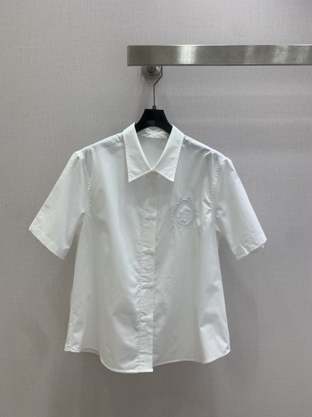 NO:808283,Highly recommended 26 spring and summer new style Badge embroidered short-sleeved shirt Heavy embroidered lapel loose high-end shirt One color SML code High quality ABC, shirts, T-shirt,19860909强烈推荐 26春夏新款 徽章刺绣短袖衬衫 重工刺绣翻领宽松高级感衬衫 一个色 SML码 高品质ABC,,shirts,T-shirt,,Women's clothing