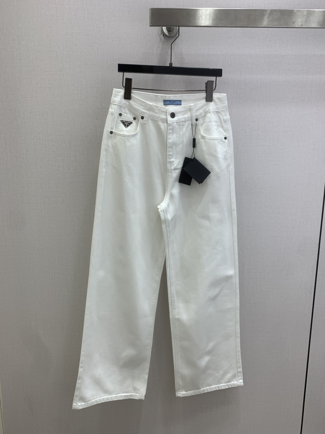 NO:823931,Highly recommended 26 spring and summer new logo leather brand denim trousers  Small logo on the front, straight jeans with laminated lettering on the back pocket, simple straight fit, small high waist design, better effect of tightening the abdomen and lifting the buttocks, elongating the proportion of the lower body, and the upper body instantly gives the impression of long legs, fashionable personality and looking capable and handsome. The upper body is very soft when worn, and has a strong sense of verticality.  The laminated logo design on one side of the back pocket makes the overall design look lazy and casual, easily creating a goddess-like feeling. Imported denim material is full of texture, and the overall style will have a more drapey texture. The light and thin texture fits the skin softly and delicately, improving the comfortable wearing experience. One color  SML code high quality ABC,,jeans,19860909强烈推荐 26春夏新款 徽标皮牌牛仔长裤 前小标,背袋压胶字母直筒牛仔裤,简约直筒的版型,小高腰的设计,收腹提臀额效果比较好,拉长下半身的比例,上身瞬间拥有大长腿的既视感,时髦个性又显干练帅气.上身穿着柔软度非常好,垂直感强.后背口袋一侧压胶logo设计,整体的而设计显得慵懒随性,轻松打造出女神的既视感.进口牛仔料,质感十足,整体的版型会更具垂坠质感,轻薄的质感,柔软细腻地贴合肌肤,提升舒适的穿着体验.一个色 SML码 高品质ABC,,jeans,,Women's clothing
