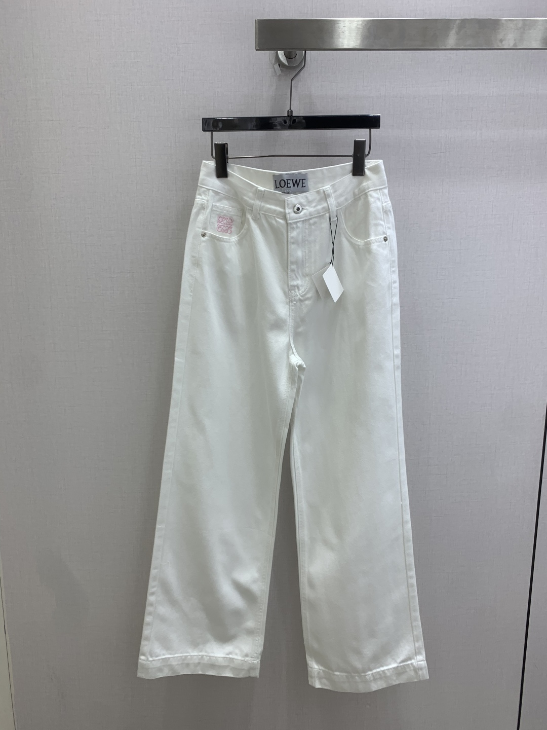 NO:823912,Highly recommended 26 spring and summer new products pink embroidered straight denim trousers. The pink embroidery on the front and back echoes each other. This model is made of pure cotton material with pocket embroidery letters and enzyme washing process. The upper body is slim and the flesh-covering fabric is soft and comfortable. The straight design version can be worn all year round. One color SML code, high quality ABC,,19860909强烈推荐 26春夏新品 粉色刺绣直筒牛仔长裤 前后粉色刺绣现对呼应,这款采用纯棉材质口袋刺绣字母酵洗水工艺高腰直筒版型,上身显瘦遮肉面料柔软舒适,直筒设计版型,一年四季都能穿 一个色 SML码 高品质ABC,,,Women's clothing