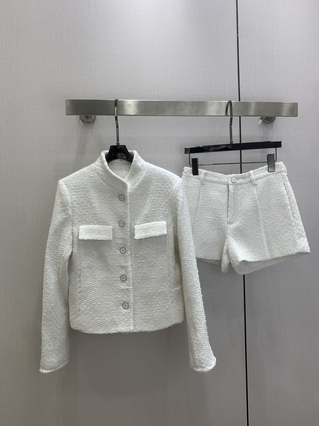 NO:823890,Highly recommended for the spring and summer of 26. Woolen stand-up collar jacket and woolen pleated shorts. Separate batches. Tweed fabric has a delicate texture. The soft off-white tone is not picky on the skin tone. It is cool and gentle. The neat stand-up collar design weakens the sweetness of the traditional small style and adds a bit of coolness and elegance. The matte buttons on the front echo the texture of the fabric. The double patch pocket design is simple and practical. The high-waisted shorts version covers the crotch and looks slim but not flattering. It is also very friendly to small people.  No matter what occasion you attend, you can easily achieve elegance and casualness. One color SML code. High-quality outerwear, shorts, jackets & coats,19860909强烈推荐 26春夏新款 毛呢立领外套毛呢压褶短裤 分开批 粗花呢面料自带细腻肌理感 柔和的米白调不挑肤色 清冷又温柔 利落立领设计弱化了传统小香风的甜腻 多了几分清冷贵气感 前襟的哑光纽扣与面料质感呼应,双贴袋设计简约又实用 高腰短裤版型 恰遮胯显瘦不挑身材 对小个子也十分友好 无论出席什么场合都能轻松拿捏优雅与随性 一个色 SML码 高品质外,,shorts,jackets & coats,,Women's clothing