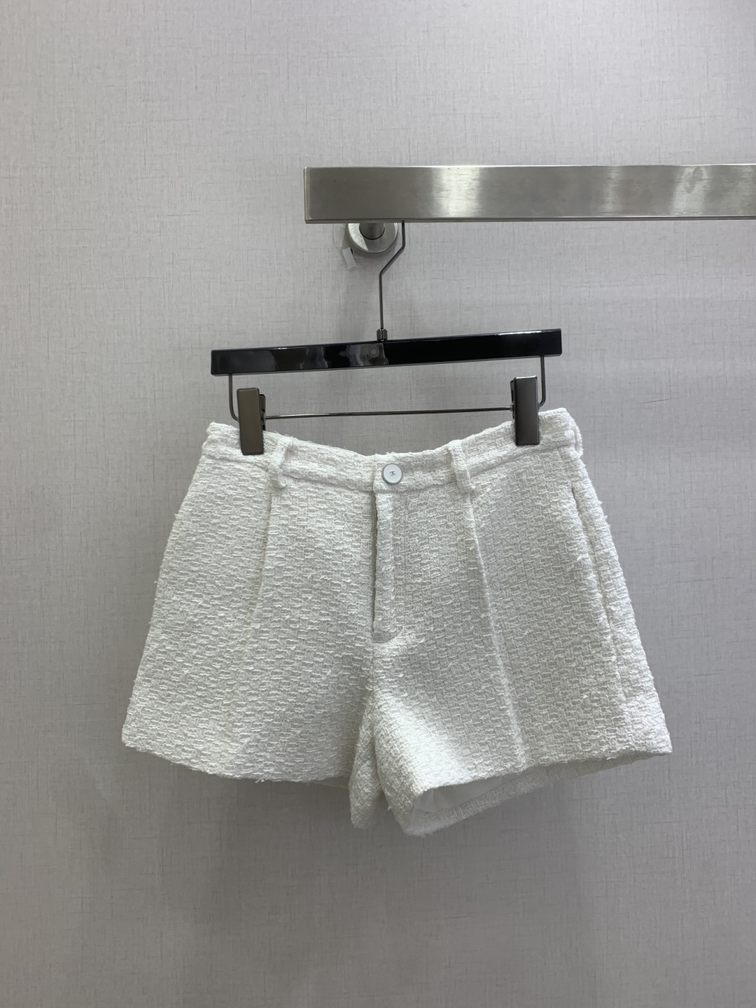 NO:823903,Highly recommended for the spring and summer of 26. Woolen stand-up collar jacket and woolen pleated shorts. Separate batches. Tweed fabric has a delicate texture. The soft off-white tone is not picky on the skin tone. It is cool and gentle. The neat stand-up collar design weakens the sweetness of the traditional small style and adds a bit of coolness and elegance. The matte buttons on the front echo the texture of the fabric. The double patch pocket design is simple and practical. The high-waisted shorts version covers the crotch and looks slim but not flattering. It is also very friendly to small people.  No matter what occasion you attend, you can easily achieve elegance and casualness. One color SML code. High quality, shorts, jackets & coats,19860909强烈推荐 26春夏新款 毛呢立领外套毛呢压褶短裤 分开批 粗花呢面料自带细腻肌理感 柔和的米白调不挑肤色 清冷又温柔 利落立领设计弱化了传统小香风的甜腻 多了几分清冷贵气感 前襟的哑光纽扣与面料质感呼应,双贴袋设计简约又实用 高腰短裤版型 恰遮胯显瘦不挑身材 对小个子也十分友好 无论出席什么场合都能轻松拿捏优雅与随性 一个色 SML码 高品,,shorts,jackets & coats,,Women's clothing