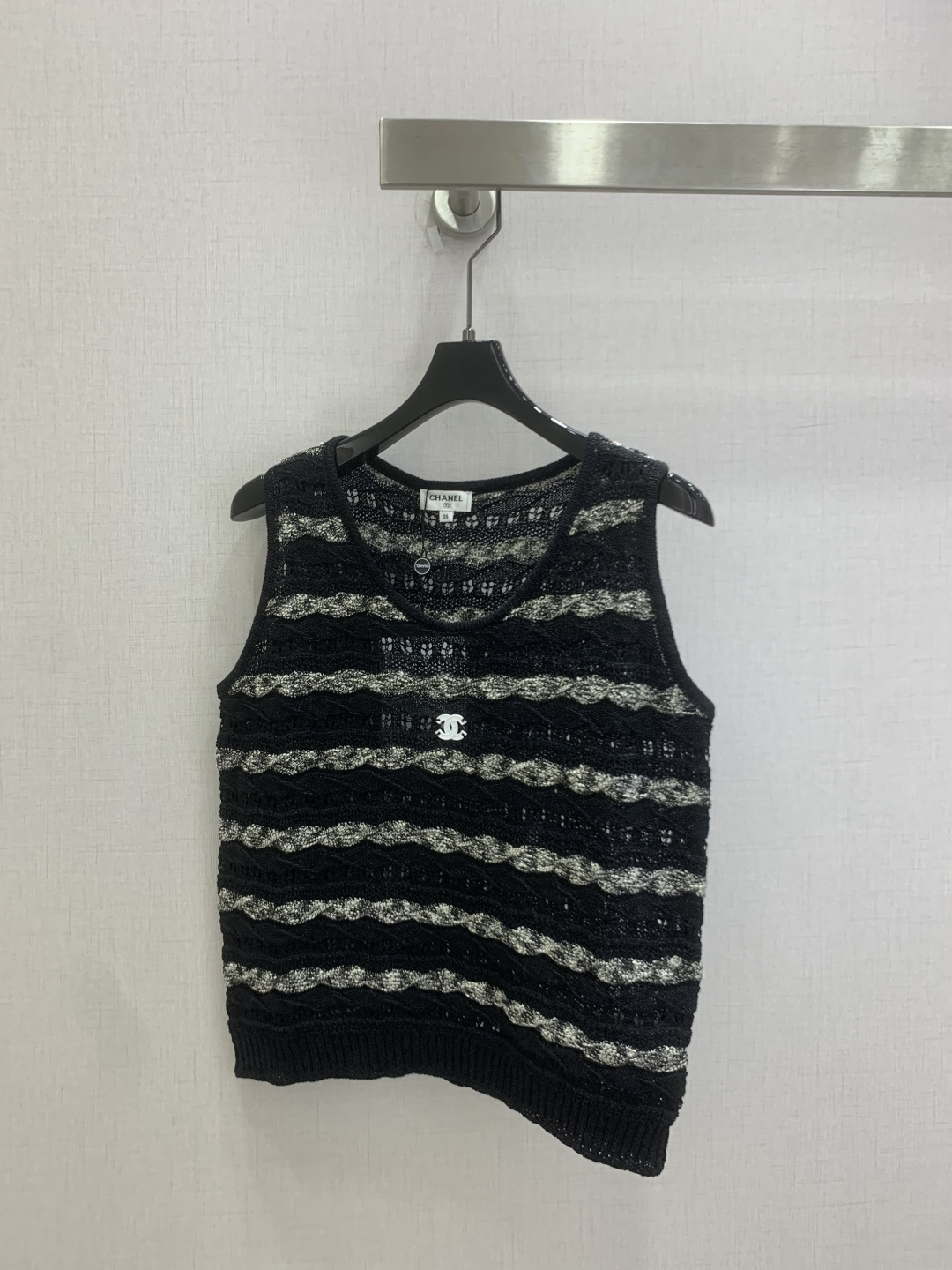 NO:823880,Highly recommended 26 spring and summer new heavy lace sleeveless top, classic black and white two-color, hollow knitted mixed with delicate lace design, iconic double C embroidery with low-key embellishment, unobtrusive but dignified enough, short version that is not flattering on the figure, can not only increase the waistline and optimize the proportion, but also easily adapt to various styles. Two colors, SML code, high quality ABC,,19860909强烈推荐 26春夏新款 重工蕾丝无袖上衣 经典黑白双色 镂空针织混着细腻蕾丝设计 标志性双C刺绣低调点缀 不张扬却足够显贵 不挑身材的短款版型 既能拉高腰线优化比例 也能轻松适配各种风格 两个色 SML码 高品质ABC,,,Women's clothing