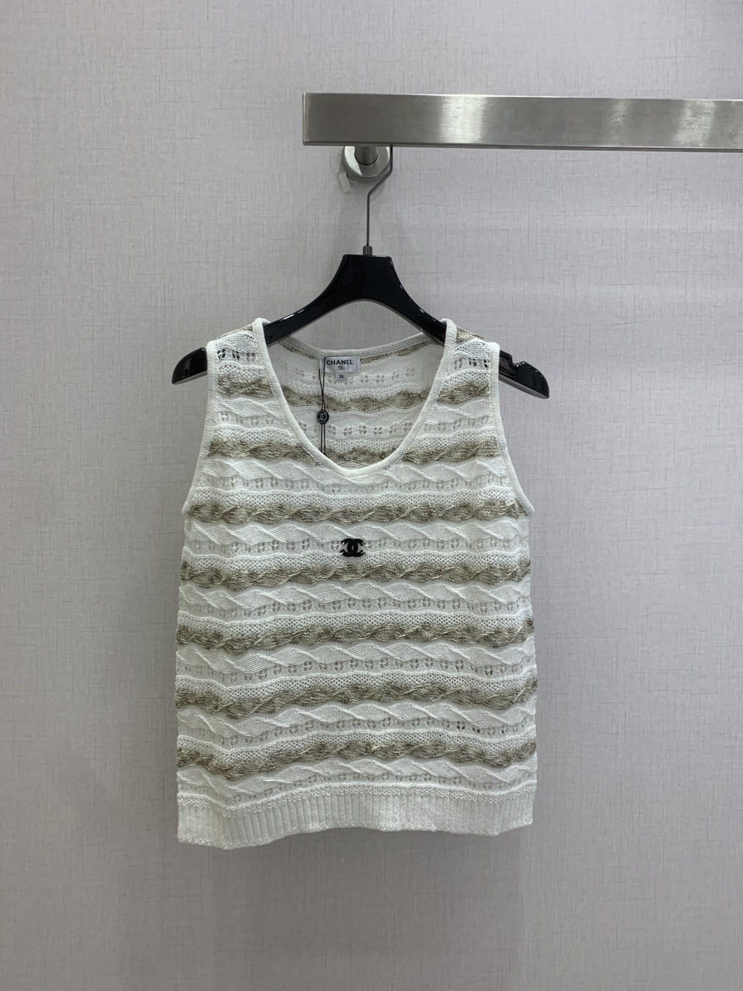 NO:825931,Highly recommended 26 spring and summer new heavy lace sleeveless top, classic black and white two-color, hollow knitted mixed with delicate lace design, iconic double C embroidery with low-key embellishment, unobtrusive but dignified enough, short version that is not flattering on the figure, can not only increase the waistline and optimize the proportion, but also easily adapt to various styles. Two colors, SML code, high quality ABC,,19860909强烈推荐 26春夏新款 重工蕾丝无袖上衣 经典黑白双色 镂空针织混着细腻蕾丝设计 标志性双C刺绣低调点缀 不张扬却足够显贵 不挑身材的短款版型 既能拉高腰线优化比例 也能轻松适配各种风格 两个色 SML码 高品质ABC,,,Women's clothing