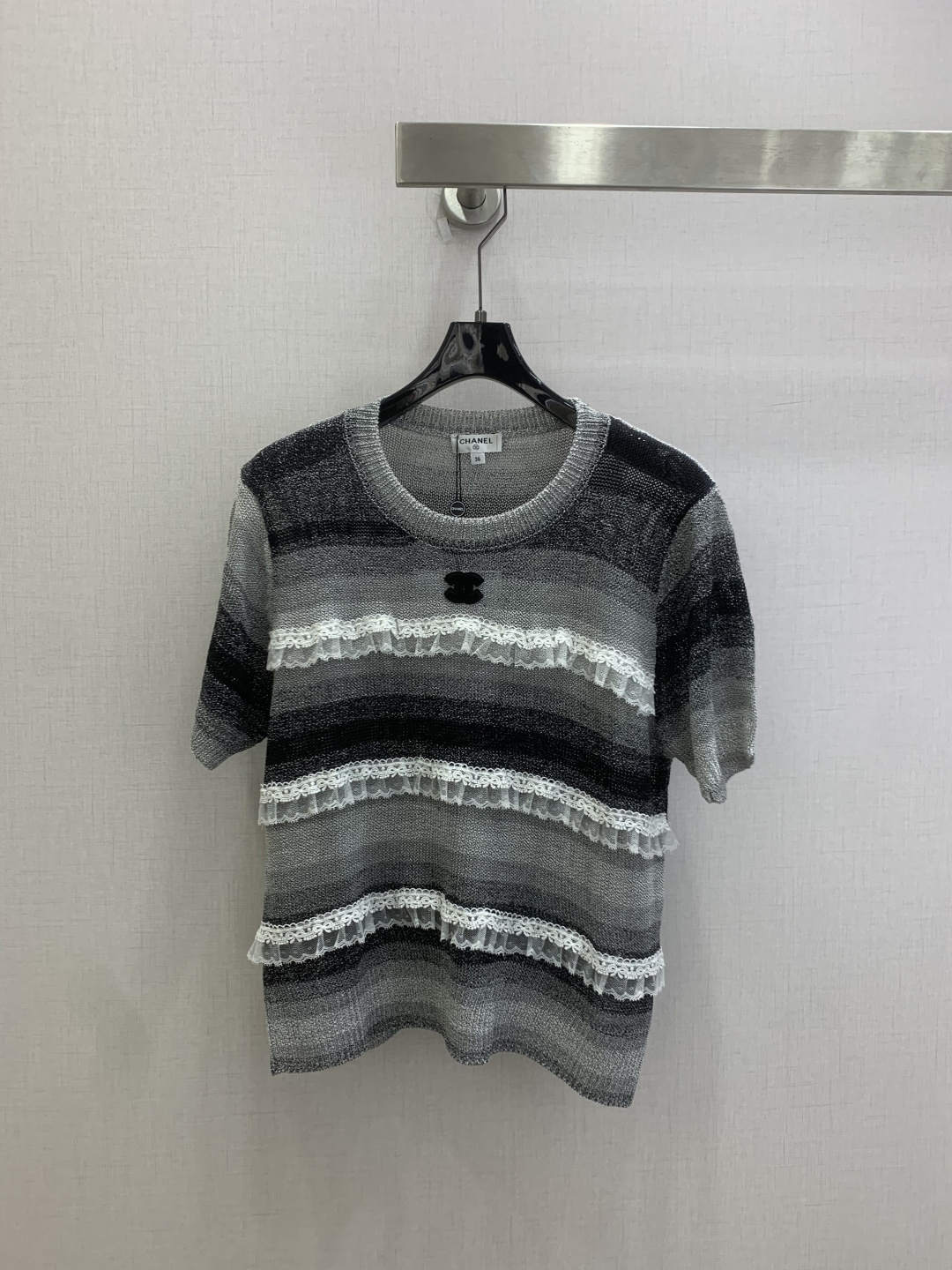 NO:825914,Highly recommended 26 spring and summer new style lace knitted short-sleeved top. Delicate thin blended knitted material with transparent and soft light. Paired with looming lace stripes, breaking the monotony of knitted sweaters. Two tones of fresh ice blue and cool gray and black. The iconic double C embroidery is low-key and noble. Round neck + slightly loose tailoring. You don’t choose your body shape or matching. Easily combine French laziness and high-end sense. Two colors SML code  High quality ABC,,T-shirt,19860909强烈推荐 26春夏新款 拼蕾丝针织短袖上衣 细腻的薄款混纺针织材质 自带通透柔光 搭配若隐若现的蕾丝条纹 打破了针织衫的单调感 冰蓝的清新与灰黑的酷飒两种色调 标志性的双C刺绣低调又显贵 圆领+微宽松的剪裁 不挑身材也不挑搭配 轻松拿捏法式慵懒与高级感 两个色 SML码 高品质ABC,,T-shirt,,Women's clothing