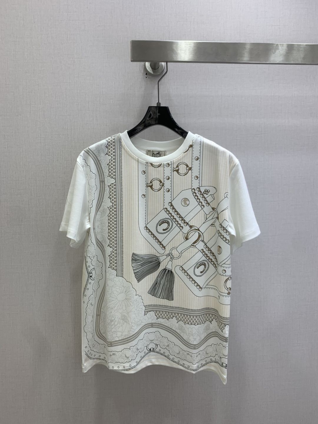 NO:825779,Highly recommended 26 spring and summer new printed short-sleeved T-shirt. It is very dense and feels great. It is a really hard-working one!  !  Perfect details, regular fit!  The upper body is not picky at all, it is simple and generous, and it instantly improves your temperament. Popular recommendation, one color SML code, high quality ABC, T-shirt, tees, t-shirt,19860909强烈推荐 26春夏新款 印花短袖T恤 密度很高手感超好 真的费劲心血的一款！！细节完美 常规版型！上身完全不挑人简单大方,瞬间提升气质 爆款推荐,一个色 SML码 高品质ABC,,T-shirt,tees，t-shirt,,Women's clothing
