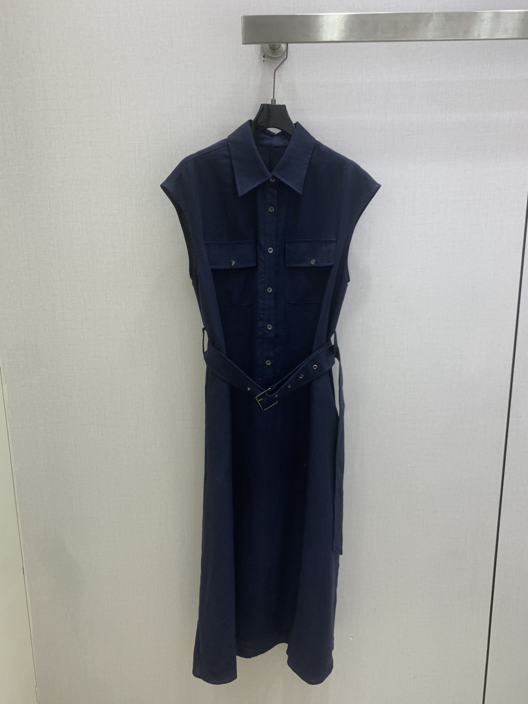 NO:827611,Highly recommended 26 spring and summer new style lapel sleeveless belted dress, A-line skirt hides the wide hips and thick legs. It is made of Tencel + linen + viscose blended fabric, which has the drapey ice feel of Tencel and the breathable and anti-wrinkle of linen. It is close to the skin and does not tie the body. It is not stuffy and sweaty when worn for a long time in summer. It is not easy to deform after washing. It is super worry-free to take care of. Two colors SML code, high quality ABC,,skirts,19860909强烈推荐 26春夏新款 翻领无袖腰带连衣裙,A字裙摆把胯宽、腿粗都藏得严严实实.采用天丝+亚麻+粘纤混纺面料,兼具天丝的垂坠冰感、亚麻的透气抗皱,贴肤亲肤不扎身,夏天久穿也不闷汗,洗后不易变形,打理超省心.两个色 SML码 高品质ABC,,skirts,,Women's clothing