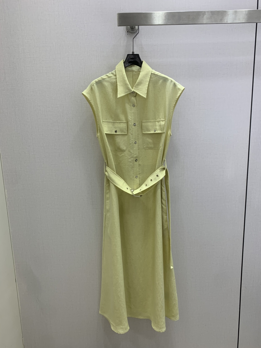 NO:827591,Highly recommended 26 spring and summer new style lapel sleeveless belted dress, A-line skirt hides the wide hips and thick legs. It is made of Tencel + linen + viscose blended fabric, which has the drapey ice feel of Tencel and the breathable and anti-wrinkle of linen. It is close to the skin and does not tie the body. It is not stuffy and sweaty when worn for a long time in summer. It is not easy to deform after washing. It is super worry-free to take care of. Two colors SML code, high quality ABC,,skirts,19860909强烈推荐 26春夏新款 翻领无袖腰带连衣裙,A字裙摆把胯宽、腿粗都藏得严严实实.采用天丝+亚麻+粘纤混纺面料,兼具天丝的垂坠冰感、亚麻的透气抗皱,贴肤亲肤不扎身,夏天久穿也不闷汗,洗后不易变形,打理超省心.两个色 SML码 高品质ABC,,skirts,,Women's clothing