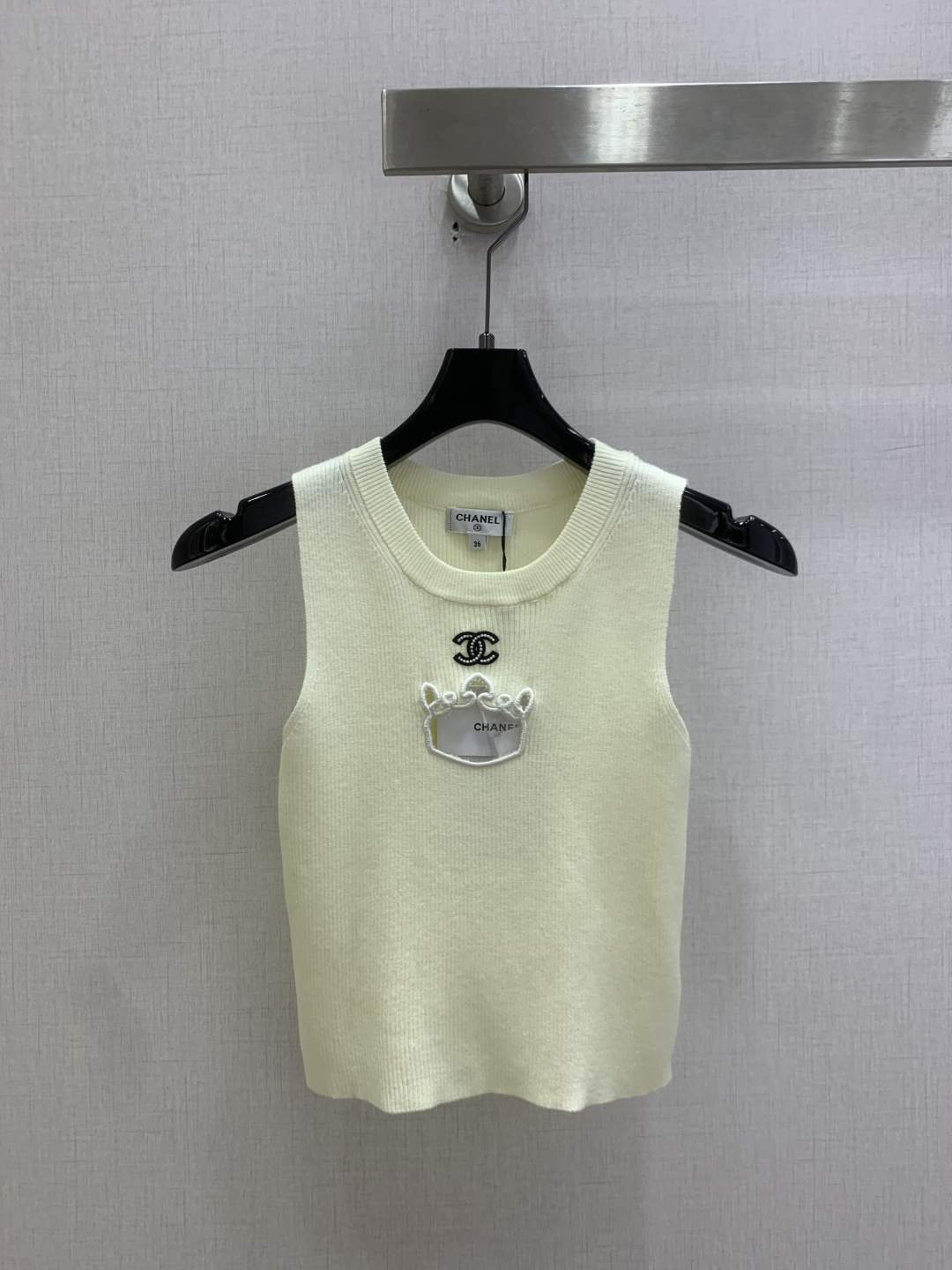 NO:827571,Highly recommended 26 spring and summer new style, hollow embroidered vest top, classic double C rhinestone embroidered logo, eye-catching and exquisite, with hollow crown embroidery design, full of details, low-key, showing light luxury texture, neat round neck version, simple and elegant, a must-have for exquisite girls' atmosphere. One color, SML code, high quality ABC,,19860909强烈推荐 26春夏新款 镂空刺绣背心上衣 经典双C水钻刺绣logo亮眼精致 搭配镂空皇冠刺绣设计 细节拉满 低调彰显轻奢质感 利落圆领版型 简约大气 精致女孩氛围感必备 一个色 SML码 高品质ABC,,,Women's clothing