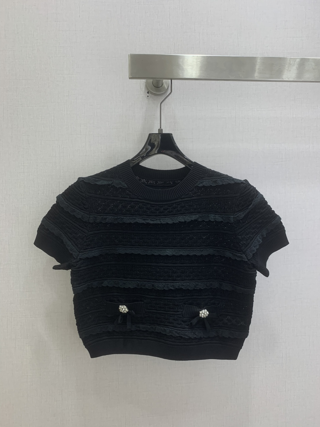 NO:827562,Highly recommended 26 spring and summer new style knitted lace short-sleeved top, hollow knitting + French lace splicing, short and slim fit with full layering, elastic fabric fits the body shape, ultra-delicate diamond button pocket on the chest, elegant and practical!  It can be easily used for daily commuting and dating. Pair it with a pleated skirt or high-waisted pants to get the French style. The brand focuses on combining the sense of ritual with daily wear. This single item is really classy!  Two colors SML code, high quality AB,,skirts,T-shirt,19860909强烈推荐 26春夏新款 针织花边短袖上衣,镂空针织+法式蕾丝拼接,层次感满满短款修身版型,弹力面料贴合身形,胸前钻扣口袋超精致,优雅又实用！日常通勤、约会都能轻松驾驭,搭配百褶裙或高腰裤,法式千金风get.品牌主打仪式感与日常穿搭结合,这件单品真的超有气质！两个色 SML码 高品质AB,,skirts,T-shirt,,Women's clothing
