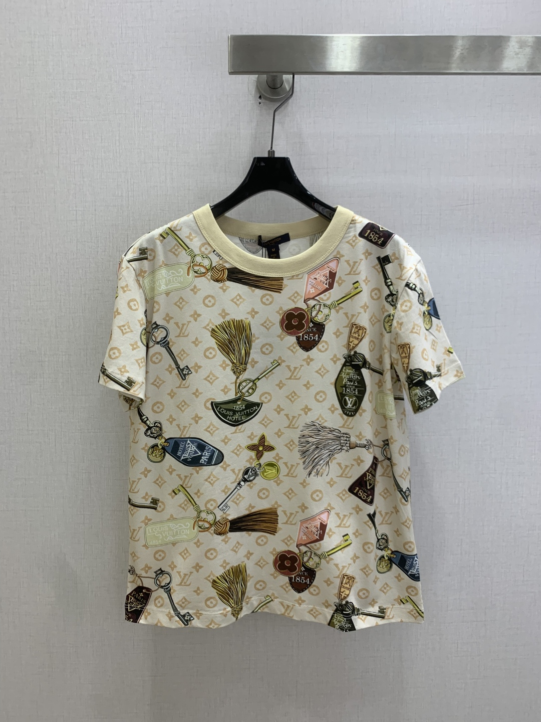 NO:827590,Highly recommended 26 new pattern presbyopic short-sleeved T-shirt, high-end fabrics, versatile version, the touch of the upper body will be comfortable whoever wears it!  The classic colors are elegant and high-end, a must-have for daily wear!  One color SML code high quality ABC,,T-shirt,tees,t-shirt,19860909强烈推荐 26新款 图案老花短袖T恤,高订面料,百搭版型,上身的触感谁穿谁知道的舒服！ 经典颜色都是气质又高级,日常穿搭必备！一个色 SML码 高品质ABC,,T-shirt,tees，t-shirt,,Women's clothing